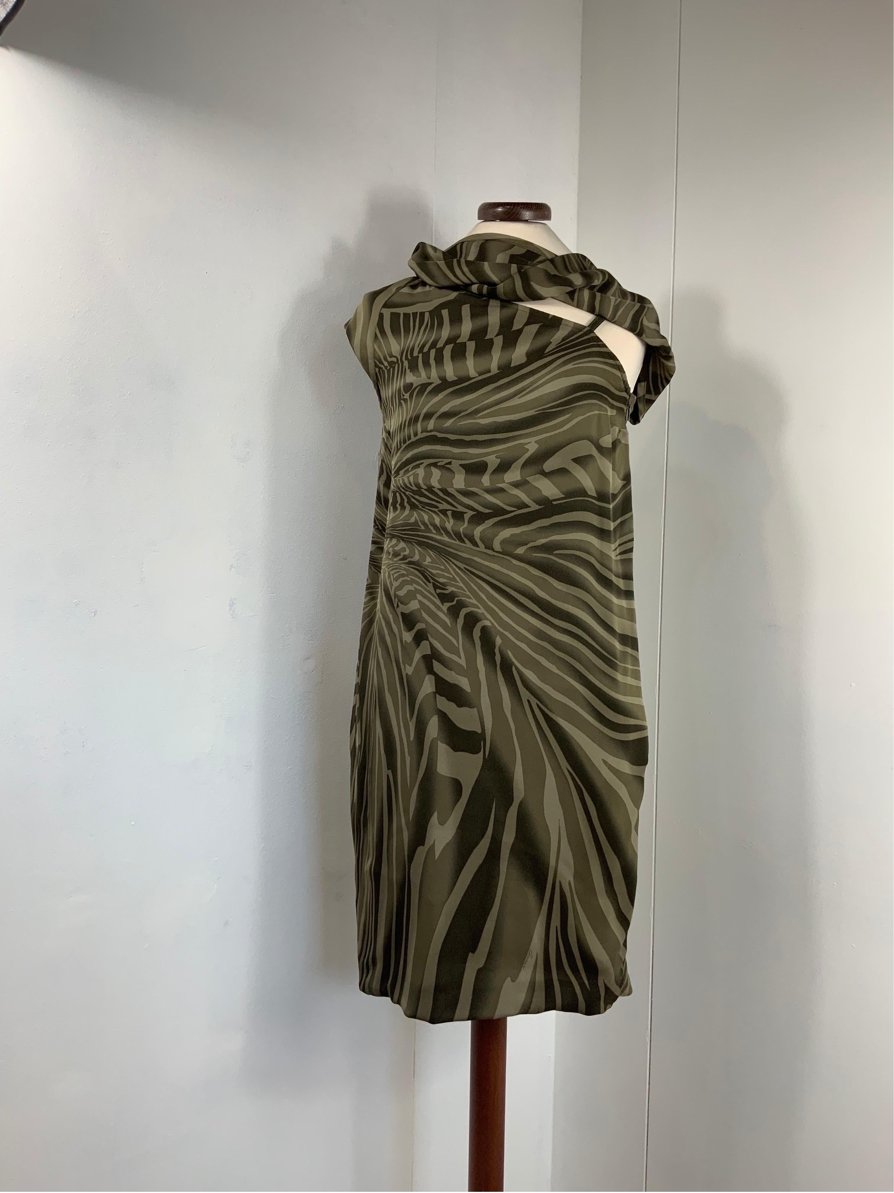 Gucci zebra dress. By Tom Ford.
Early 2000 style.
Featuring olive green and khaki zebra print silk chiffon and leather asymmetrical off the shoulder dress. Lateral zip and hook and eye closure.
Size 38 Italian.
Shoulder 38 cm
Bust 38 cm
Length 88