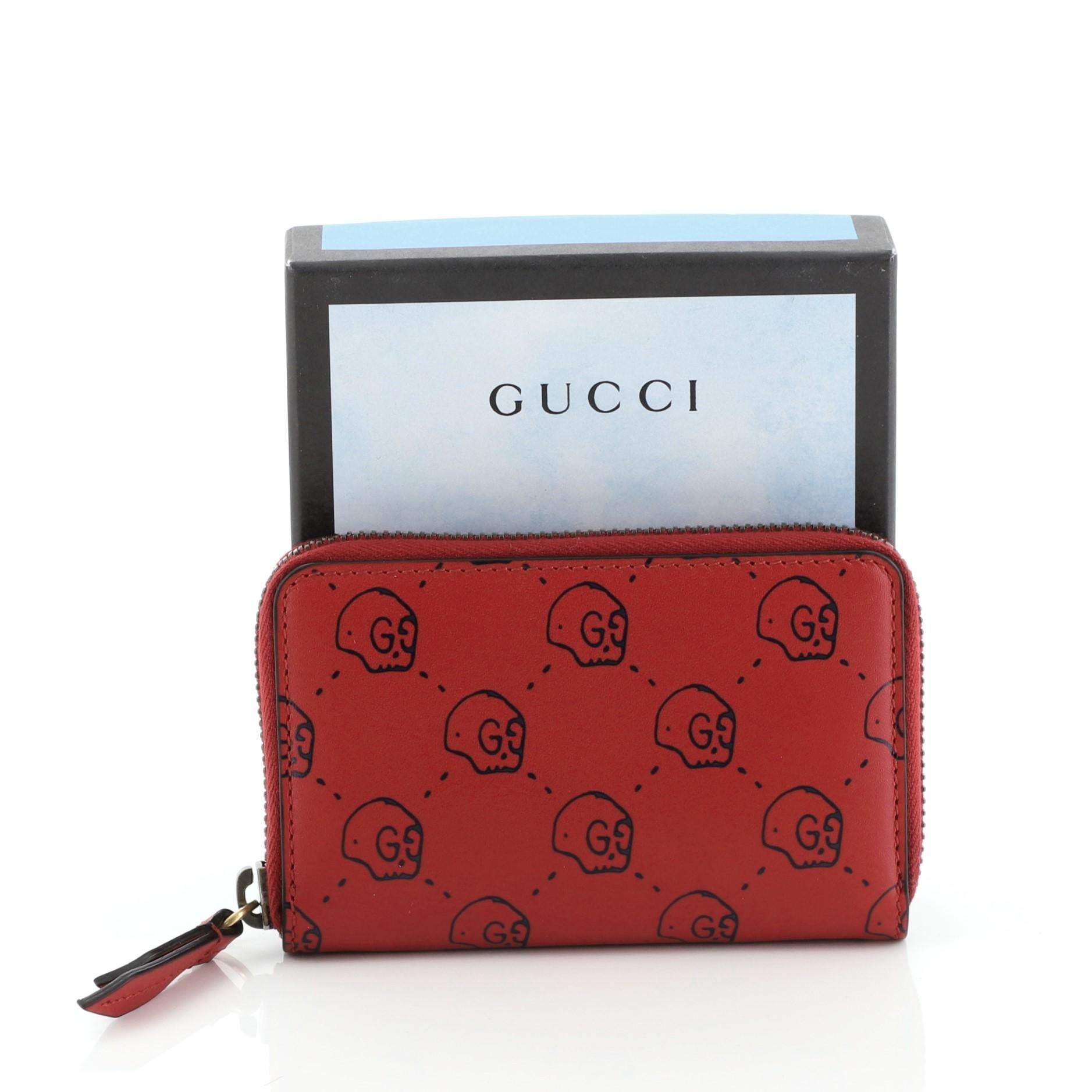 This Gucci Zip Around Card Case GucciGhost Leather, crafted from red printed leather, features GucciGhost print and aged gold-tone hardware. Its zip around closure opens to a red leather and black fabric interior with slip pockets. 

Condition: