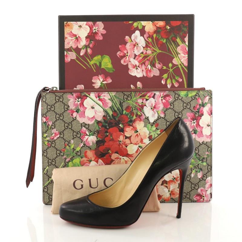 This Gucci Zipped Pouch Blooms Print GG Coated Canvas Large, crafted from GG supreme coated canvas with pink and red blooms print overlay, features silver-tone hardware. Its zip closure opens to a beige microfiber interior with slip pocket. **Note: