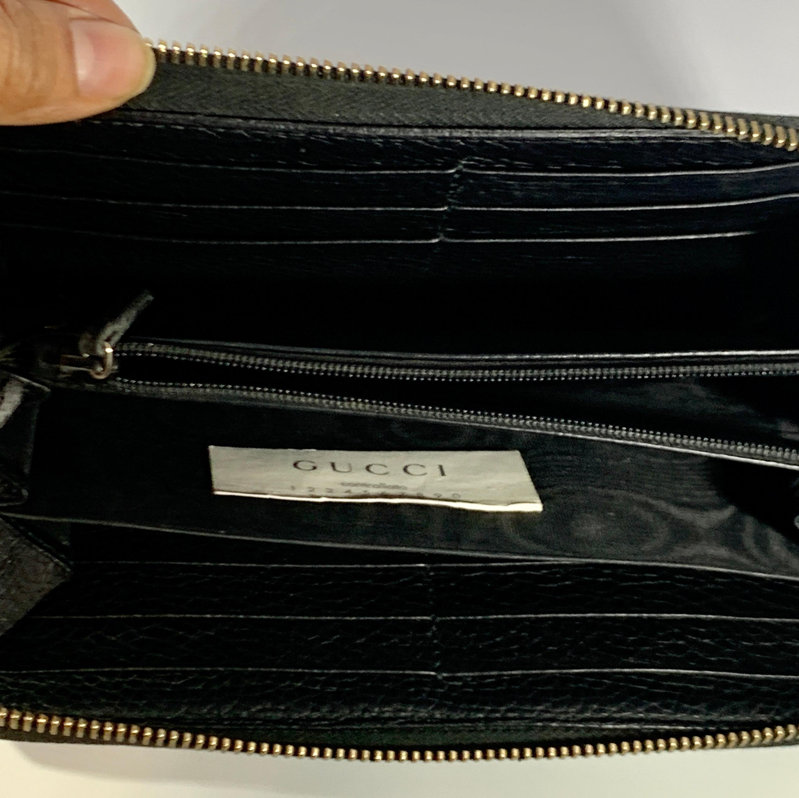 GUCCI  Zippy Wallet Black Leather GG Logo  In Good Condition In New York, NY