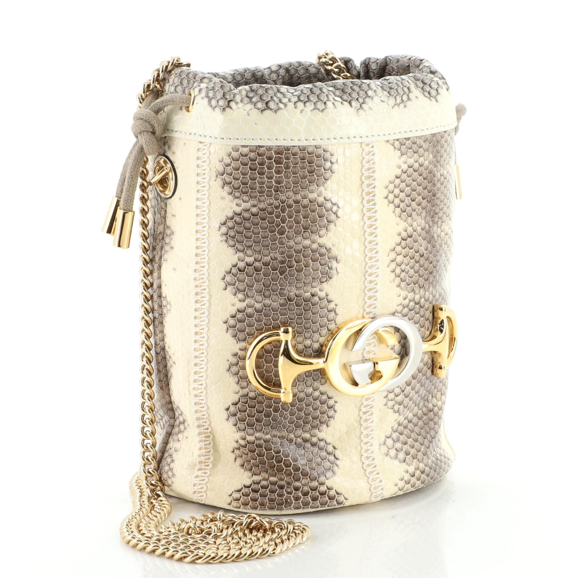 Beige Gucci Zumi Borsa a secchiello in pelle di serpente Mini