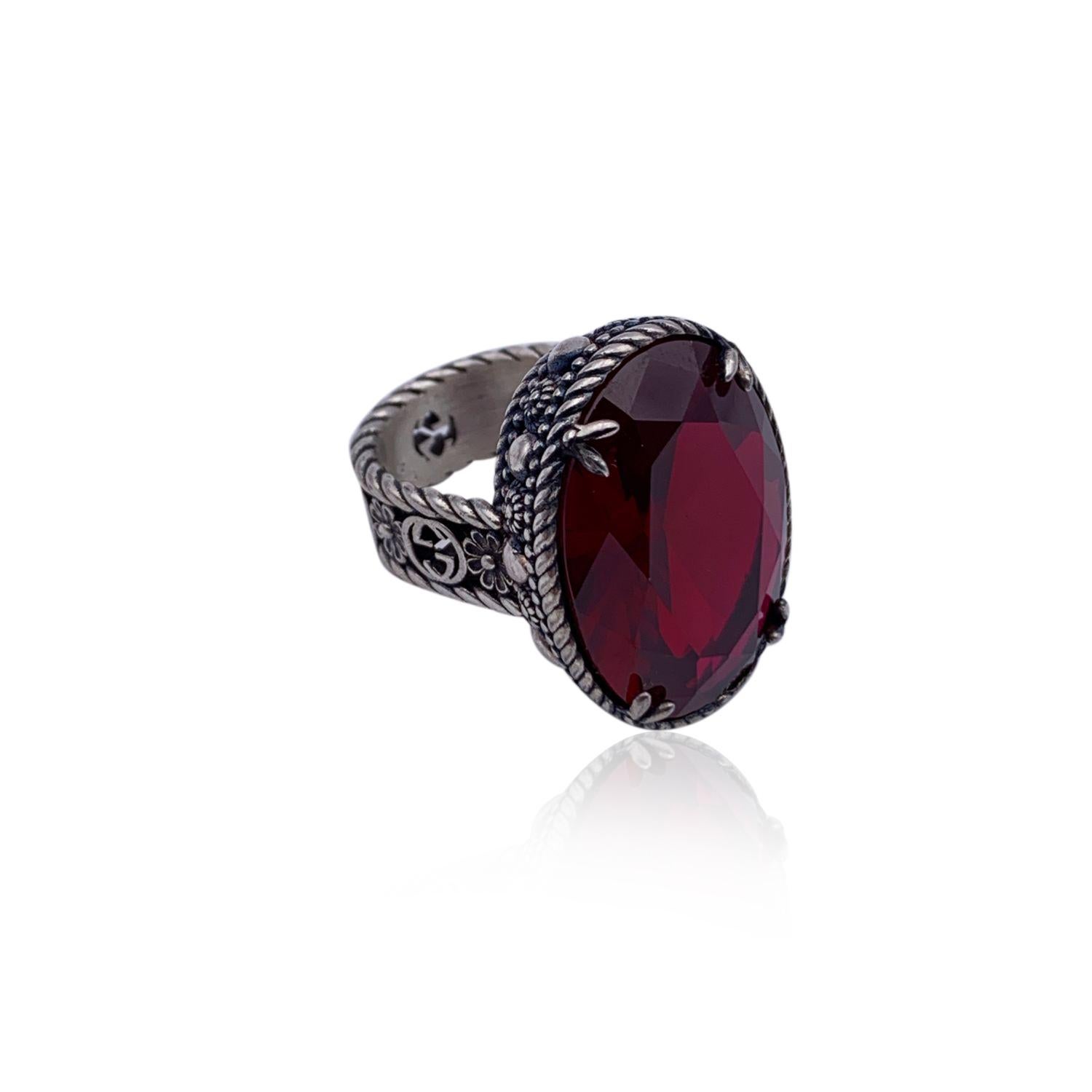 Beautiful GUCCI Sterling Silver Statement Ring. Crafted of aged finish sterling silver 925. Big red oval synthetic stone on top. GG - Gucci logo detailing. Size: 16 IT (7.5 US size, 56 FR size). Max width on the top: 2 cm. 'Gucci - Made in Italy '