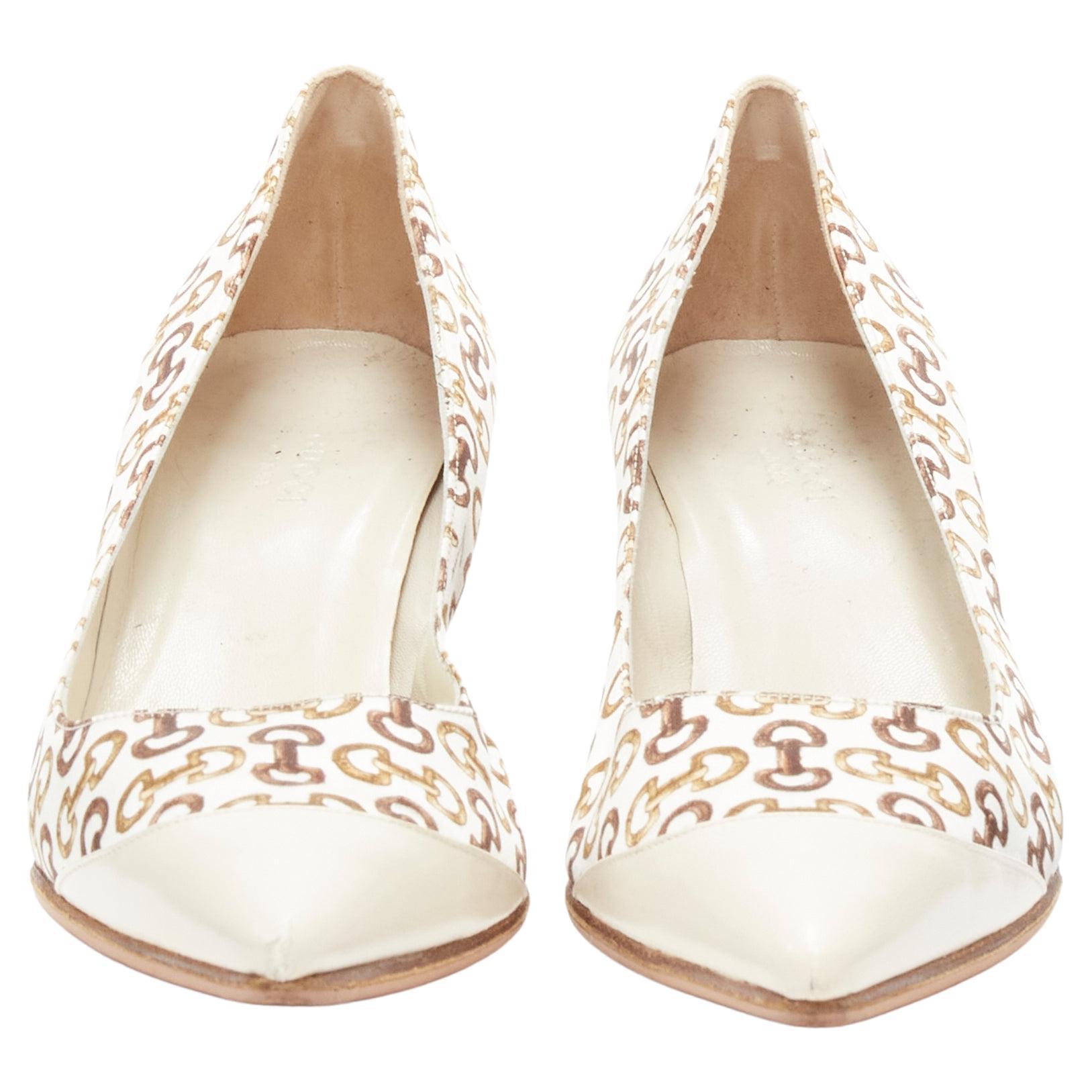 GUCCIN Vintage white leather trim brown horsebit bamboo print satin pump EU36 C
Brand: Gucci
Material: Satin
Color: Off White
Pattern: Abstract
Extra Detail: Horsebit bamboo print. Leather trim at heel and toe box.
Made in: