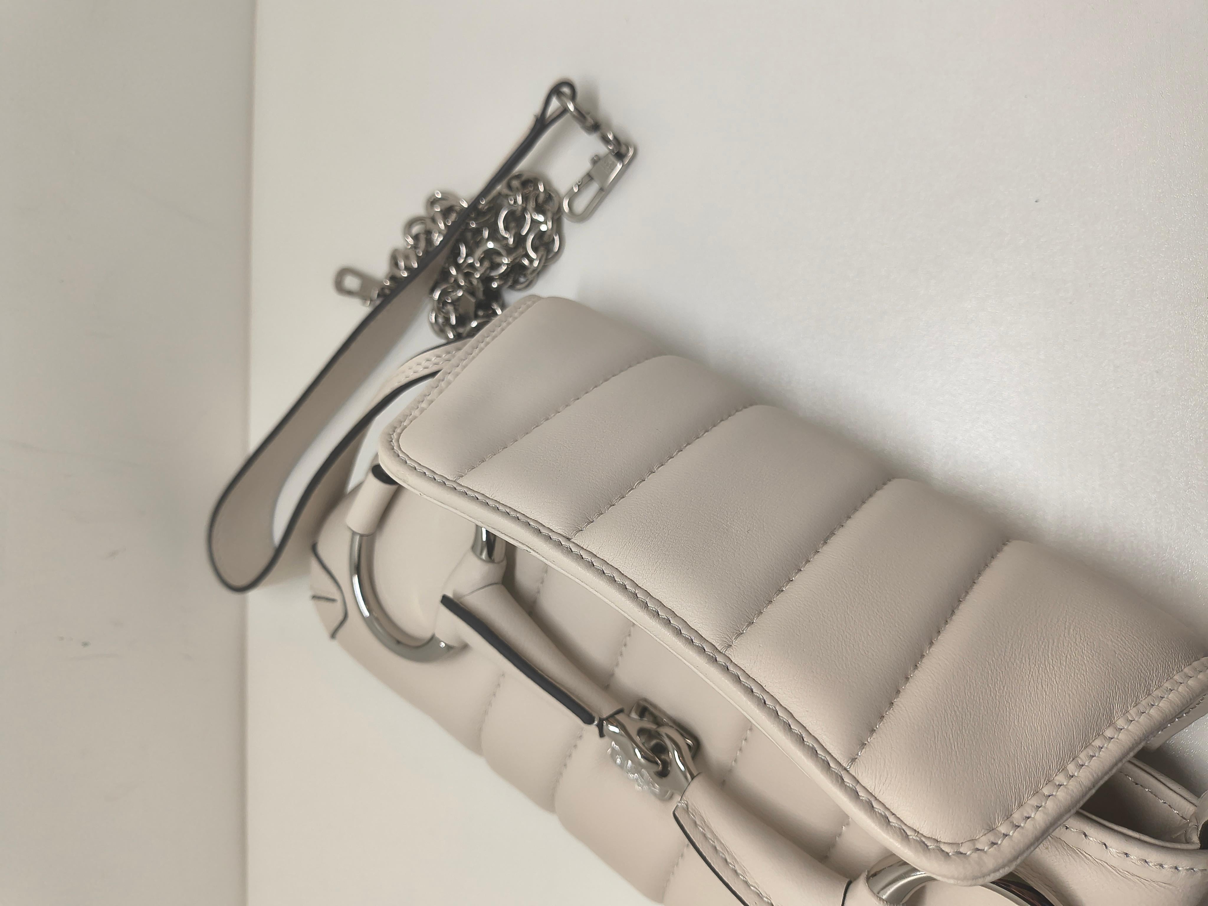 GucciNappa Vertical Matelasse Small Maxi Horsebit Chain Shoulder Bag Great White Pour femmes en vente