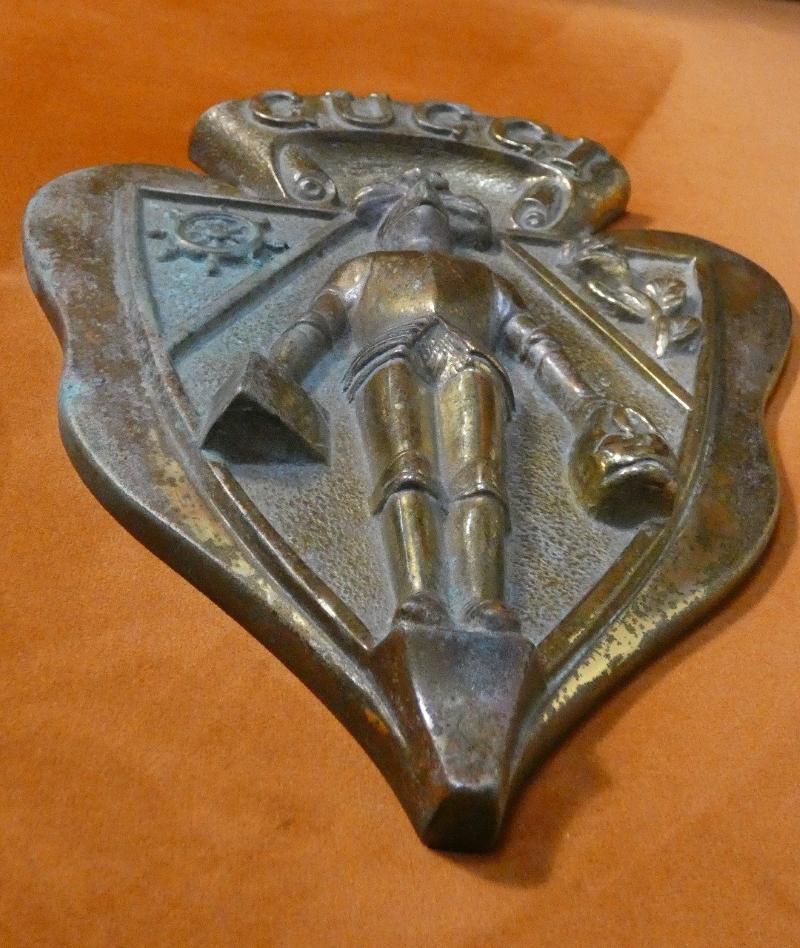 Guccio Gucci High relief coat of arms in cast bronze, Italy, 20th century 2