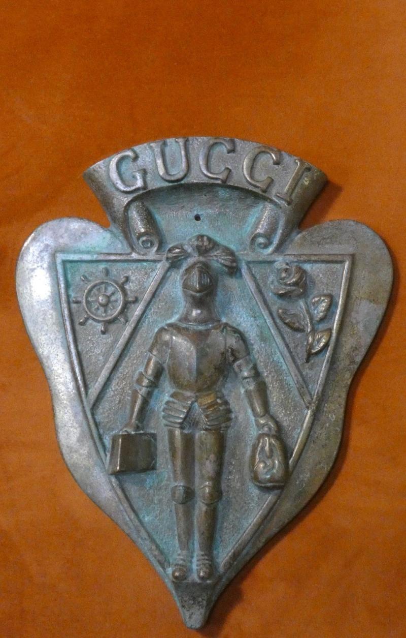 Guccio Gucci High relief coat of arms in cast bronze, Italy, 20th century 4