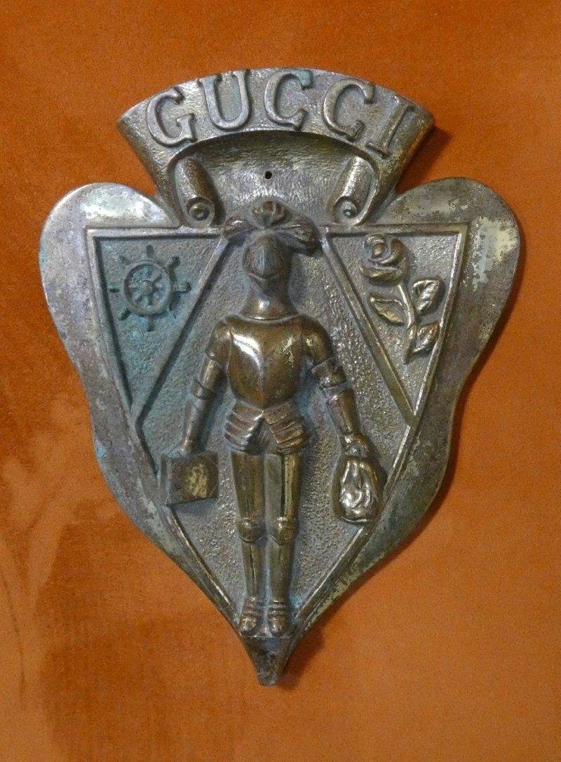 Guccio Gucci High relief coat of arms in cast bronze, Italy, 20th century 8
