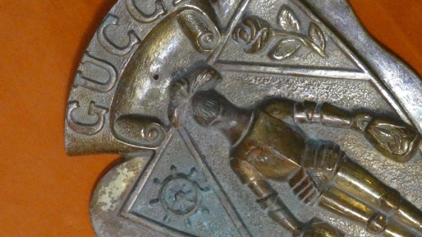 Guccio Gucci High relief coat of arms in cast bronze, Italy, 20th century 9
