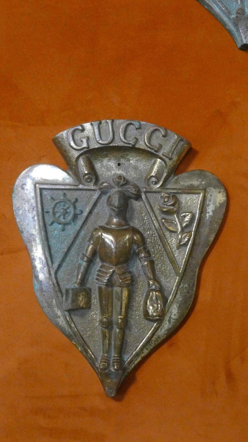 Medieval Guccio Gucci High relief coat of arms in cast bronze, Italy, 20th century