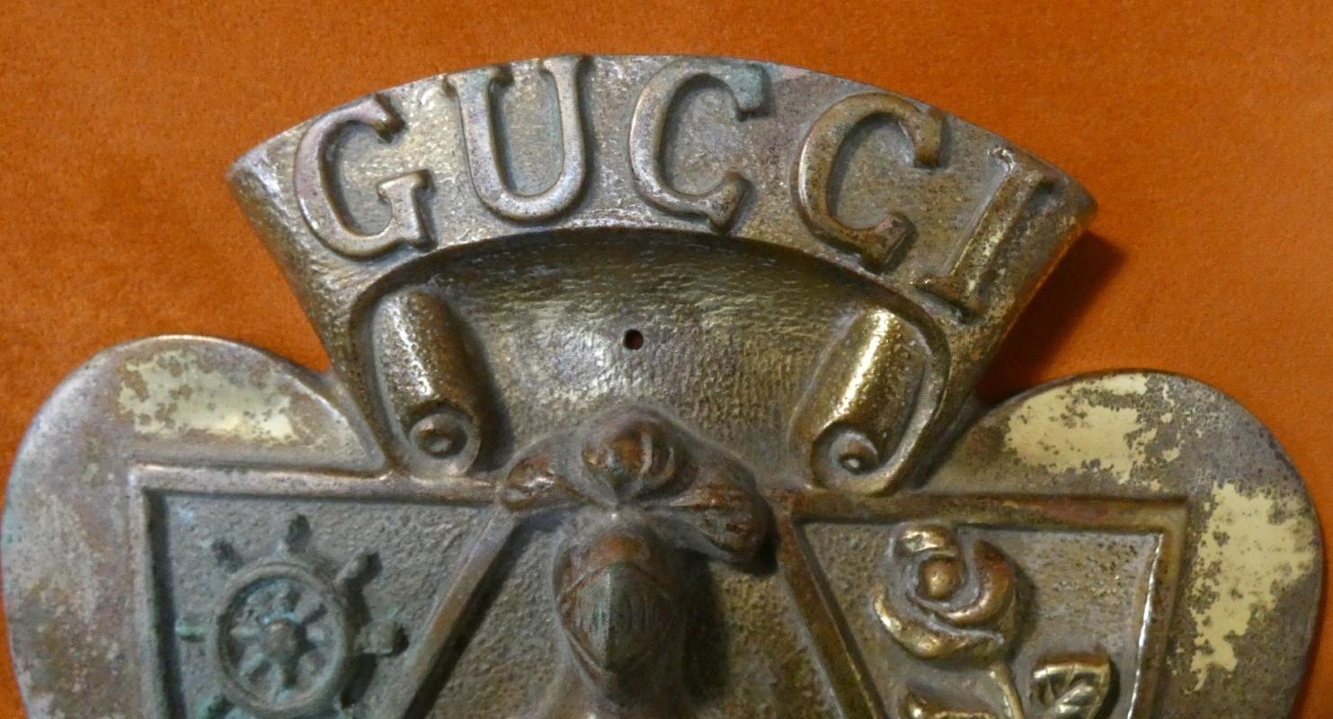Italian Guccio Gucci High relief coat of arms in cast bronze, Italy, 20th century