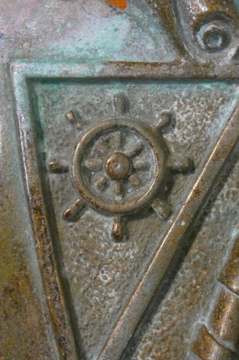 Bronze Guccio Gucci High relief coat of arms in cast bronze, Italy, 20th century