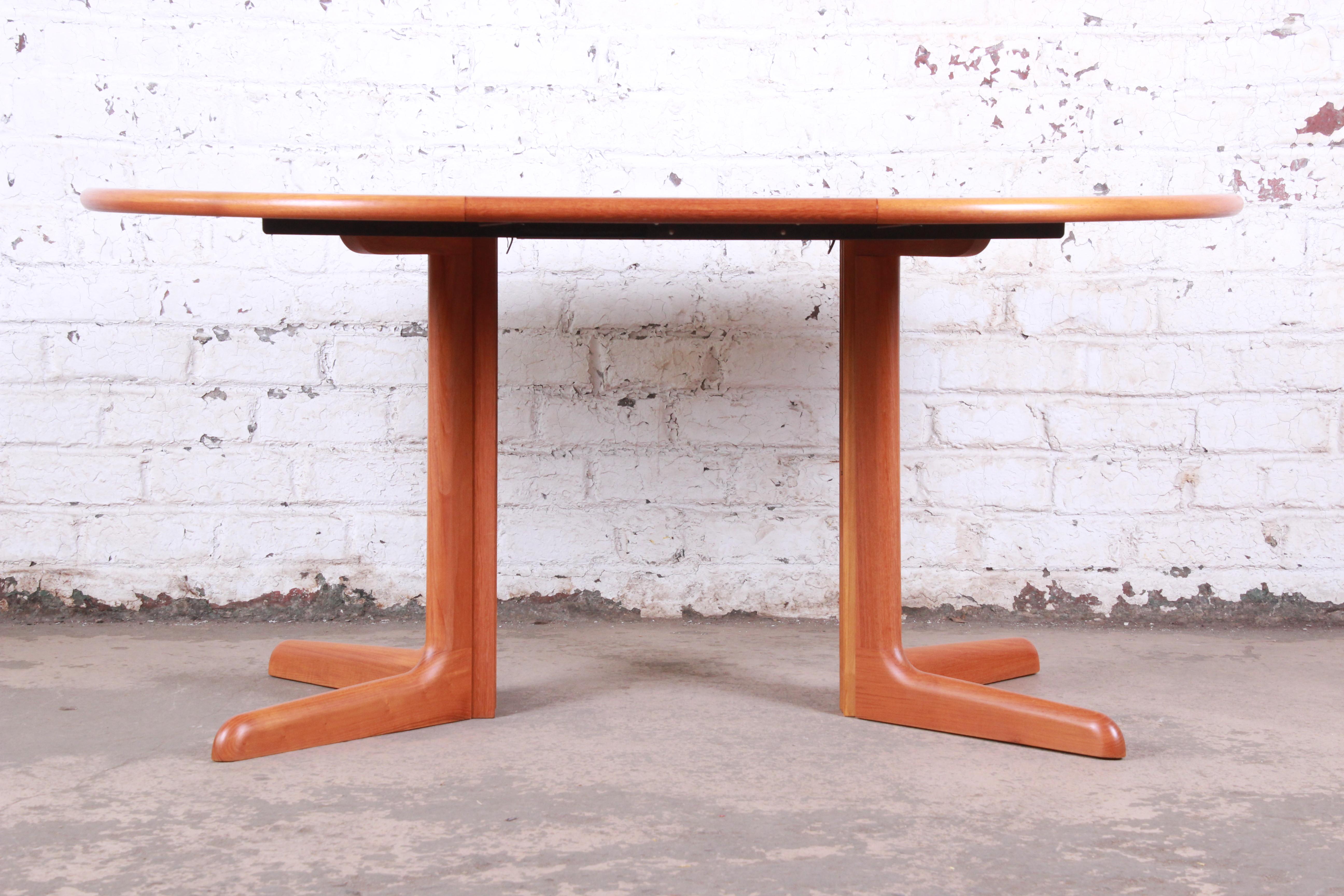 A sleek and stylish midcentury Danish Modern teak extension dining table

By Gudme Møbelfabrik

Denmark, 1970s

Measures: 41.38