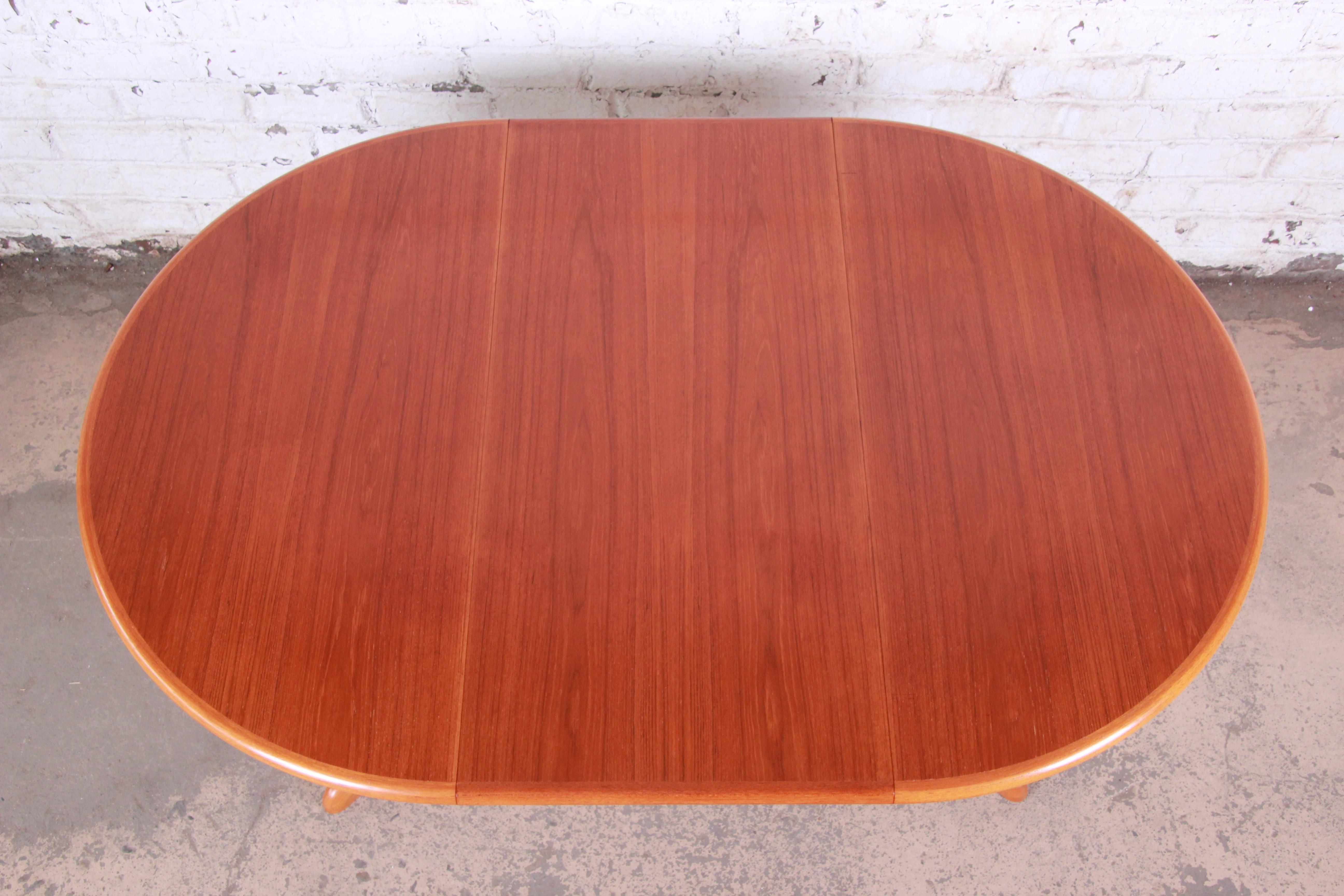 Gudme Møbelfabrik Danish Modern Sculpted Teak Extension Dining Table In Good Condition In South Bend, IN