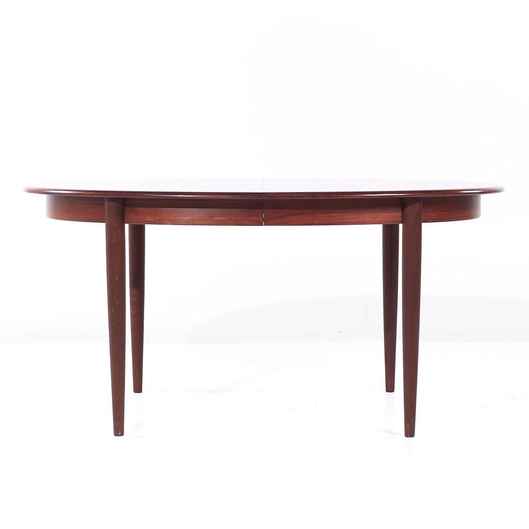 Gudme Møbelfabrik Table de salle à manger à rallonge en palissandre danoise du milieu du siècle avec 2 abattants

Cette table mesure : 58,75 large x 40 profond x 28,25 pouces de haut, avec un dégagement pour les chaises de 24,25 pouces, chaque