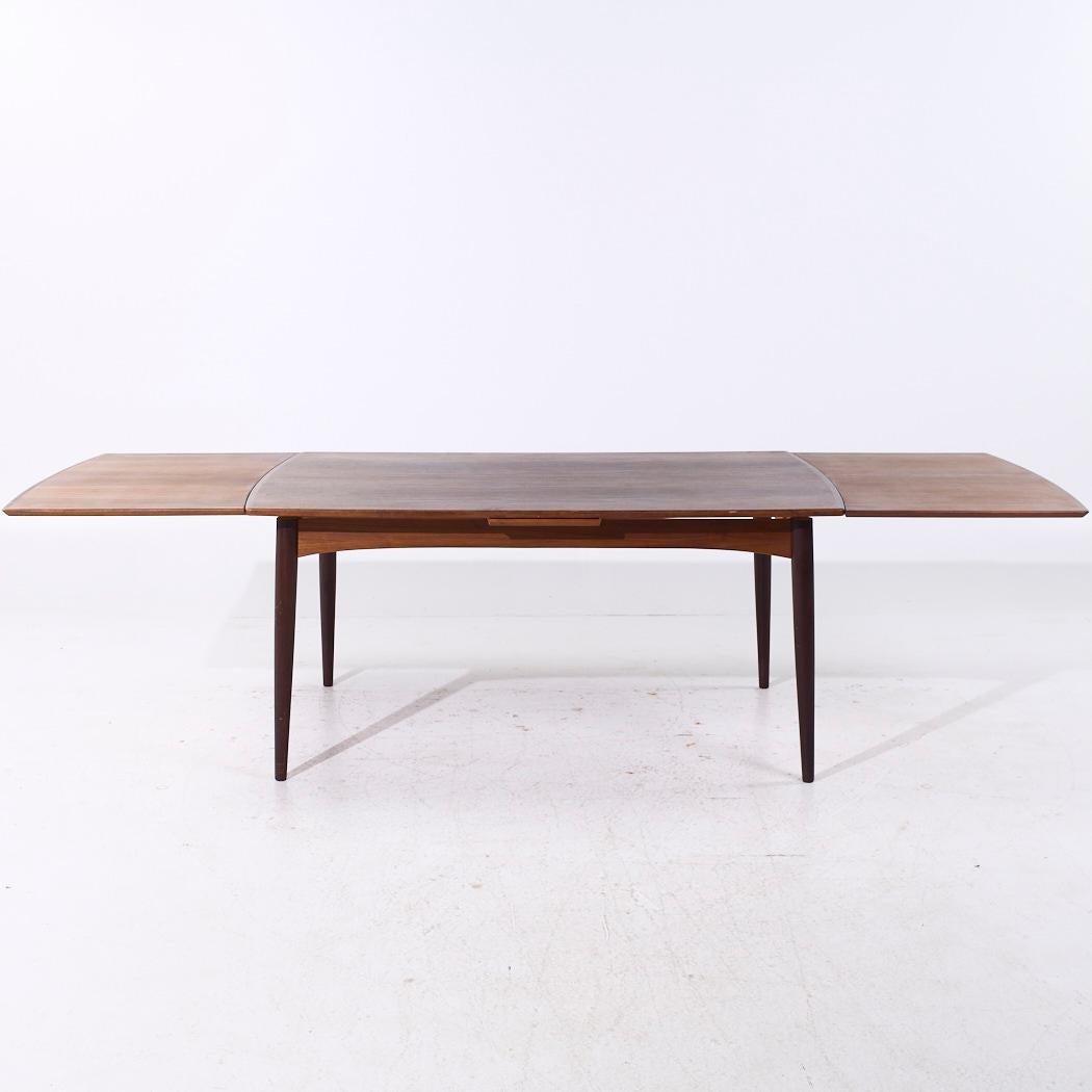 Gudme Møbelfabrik Mid Century Danish Teak Hidden Leaf Expanding Dining Table (Table de salle à manger à feuilles cachées)

Cette table mesure : 61 de large x 39,75 de profond x 28,25 de haut, avec un dégagement pour les chaises de 26,5 pouces,