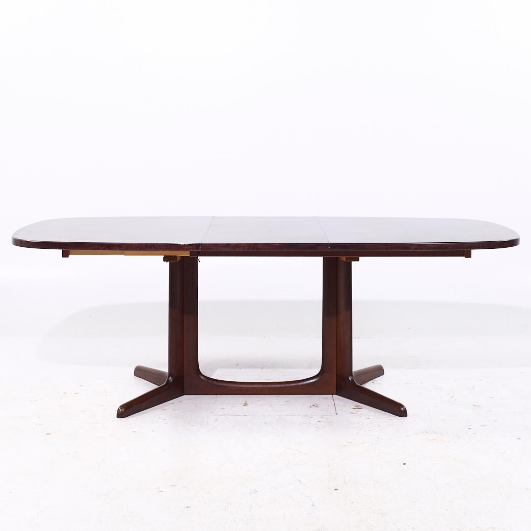 Table de salle à manger danoise Gudme Mobelfabrik du milieu du siècle dernier, extensible en bois de rose avec 1 feuille

Cette table mesure : 63,75 large x 41,5 profond x 28,25 pouces de haut, avec un dégagement pour les chaises de 27,25 pouces, la
