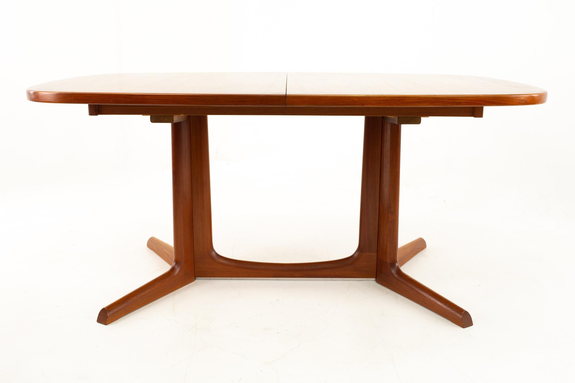 Gudme Mobelfabrik Midcentury Dining Table with 2 Leaves In Excellent Condition In Countryside, IL