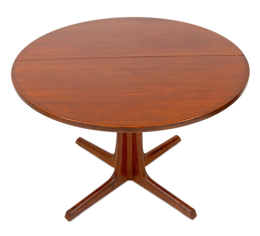 Gudme Mobelfabrik Teak Pedestal Dining Table In Good Condition In Astoria, NY