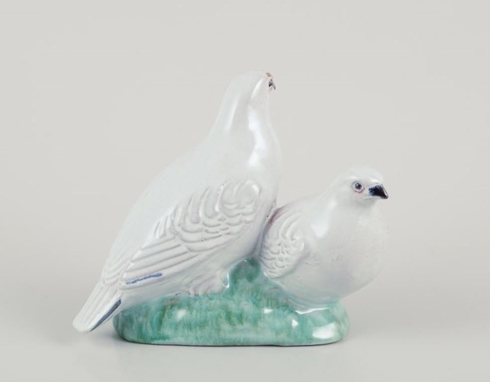 Gudmundur Einarsson (1895-1963). 
Unique ceramic figurine depicting a grouse with young. 
Hand-glazed in light tones on a green base.
Approximately from the 1960s.
In perfect condition.
Signed 