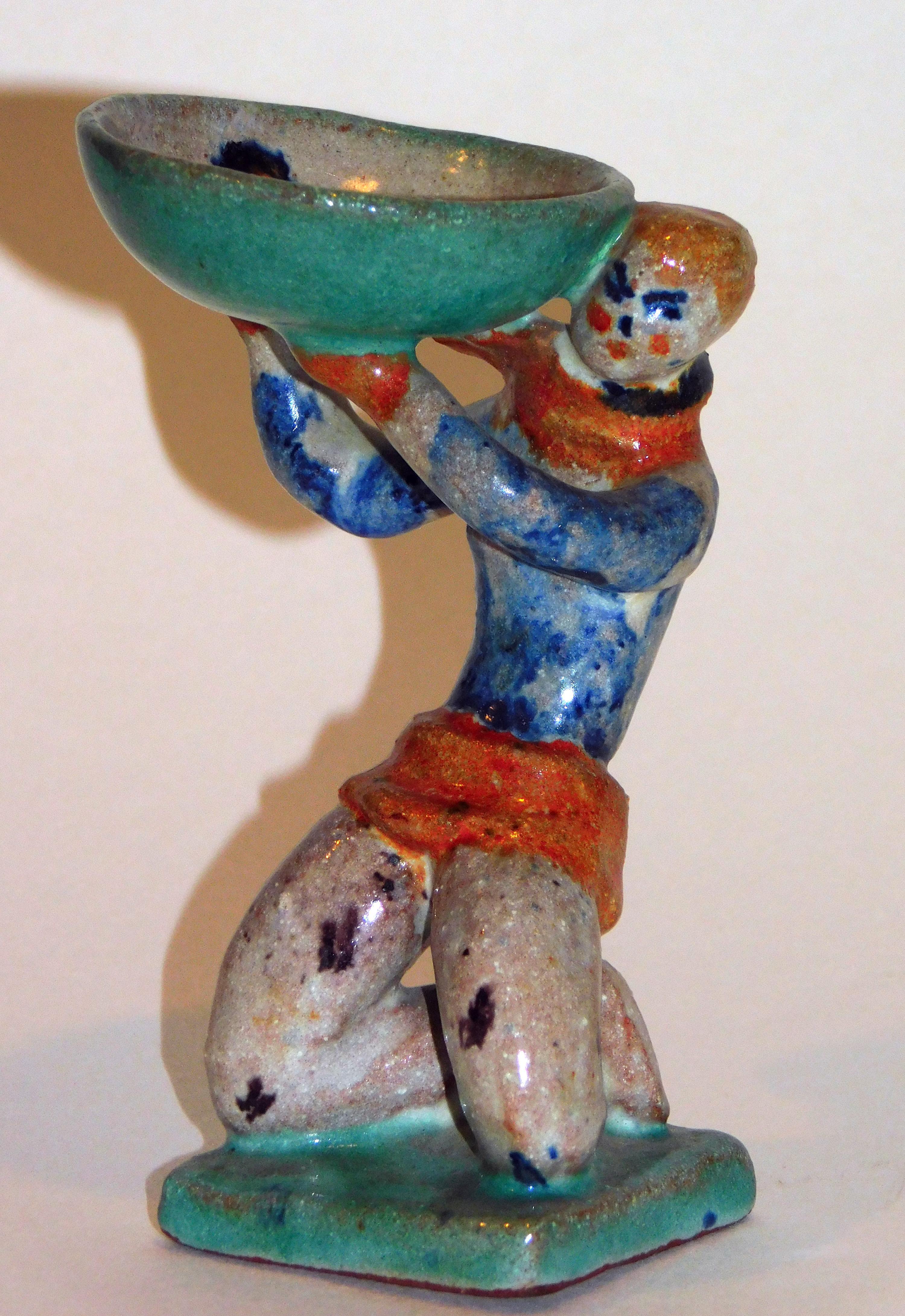 Gudrun Baudisch Ceramica, 1925 per Wiener Werkstatte, Ciotola con uomo che solleva in vendita 2