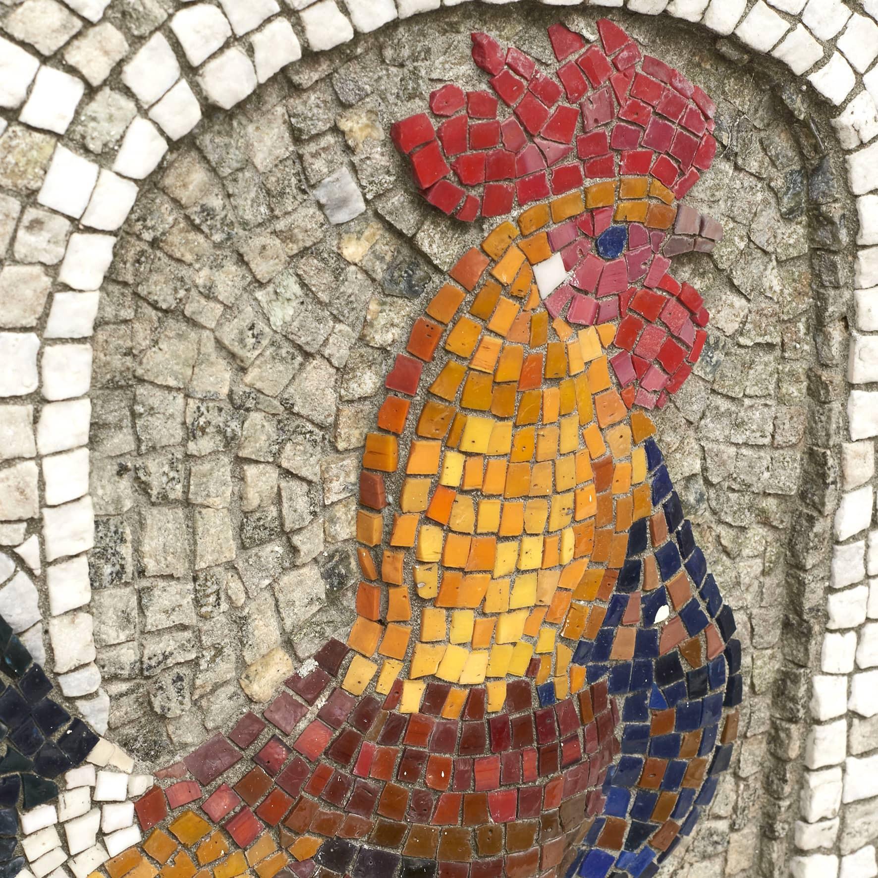 Gudrun Lauesen 1917 - 2002.
Decorative artwork set in stone mosaic with a scene of a rooster and chickens.
Different colored stones applied to cement.
Signed Monogram LG

Material stone cement Polychrome stone.
