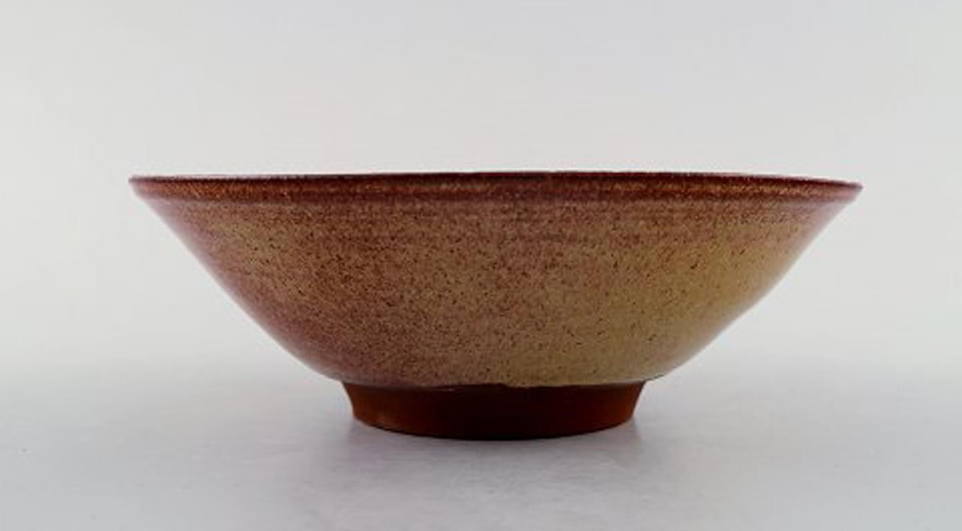 Gudrun Meedom Bæch (1915-2011). Ceramic bowl decorated with stylized ornamentation and glaze in green colors.
Signed G. Mee, Denmark, 1960-1970s.
Measures: Diameter 16 cm, height 5.5 cm.
In perfect condition.
