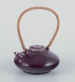 Gudrun Meedom per Bing e Grondahl. Teiera in gres con smalto color sangue di bue.