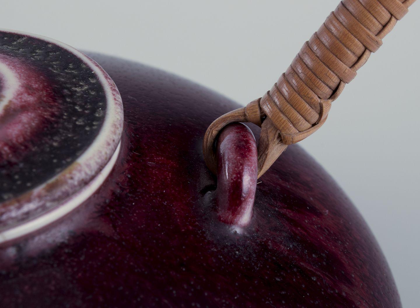 Gudrun Meedom for Bing and Grondahl. Stoneware teapot with oxblood glaze. In Excellent Condition In København, Copenhagen
