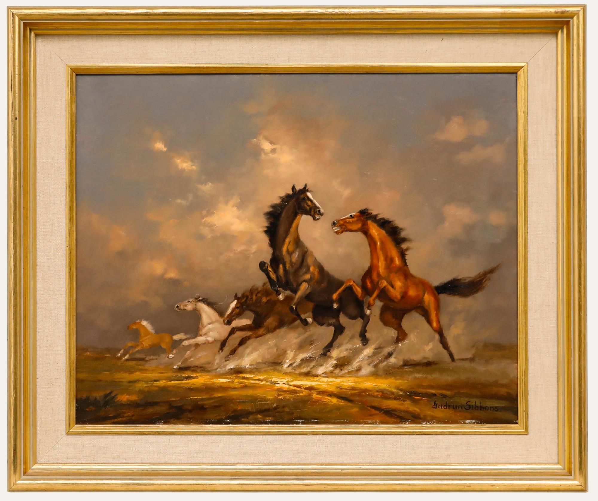 Dieses dynamische Gemälde zeigt eine temperamentvolle Pferdeherde, die in vollem Galopp durch eine offene Landschaft reitet. Ihre kraftvollen Formen sind in satten Erdtönen von Kastanie, Braun und Grau gehalten. Die Komposition wird von einem