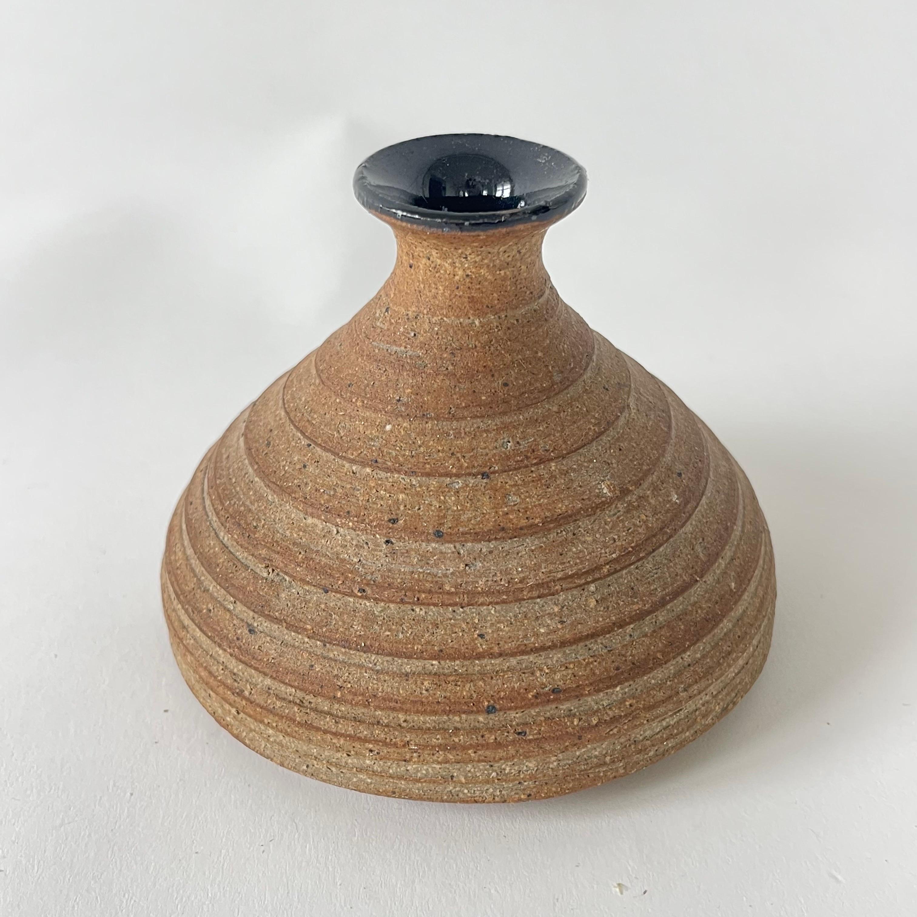Vaso di germogli d'erba in ceramica Studio Pottery di metà secolo, realizzato in argilla lavorata a mano con interno smaltato, da Guenther di Stowe, Vermont, 1984.  Firmato