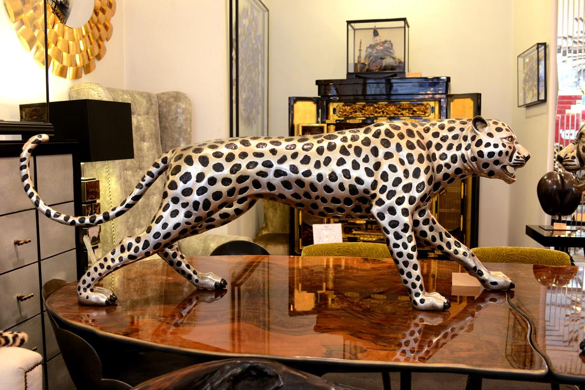 Sculpture Guepard in solid bronze in black and silvered 
bronze finish, exceptional piece in limited Edition 1990.
Real size, made by J.Carrera.


