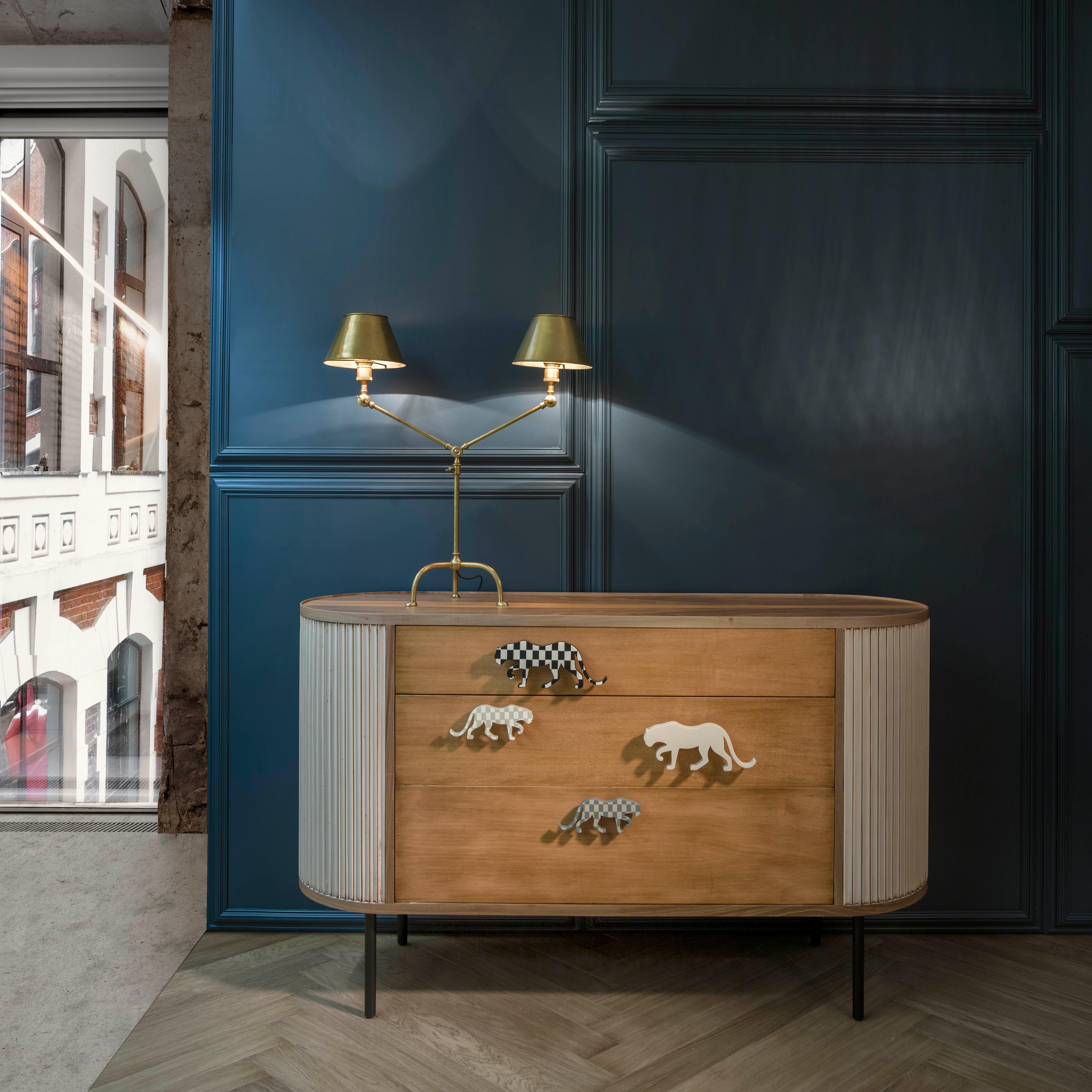Cómoda Guepardo by Lola Glamour
Dimensiones: P 50 x An 150 x Al 90 cm
Materiales: Madera.

La nueva serie Guepardo está construida en forma ovalada y puede situarse en el centro de una habitación porque es igual de bella por todos los lados. Cuerpos