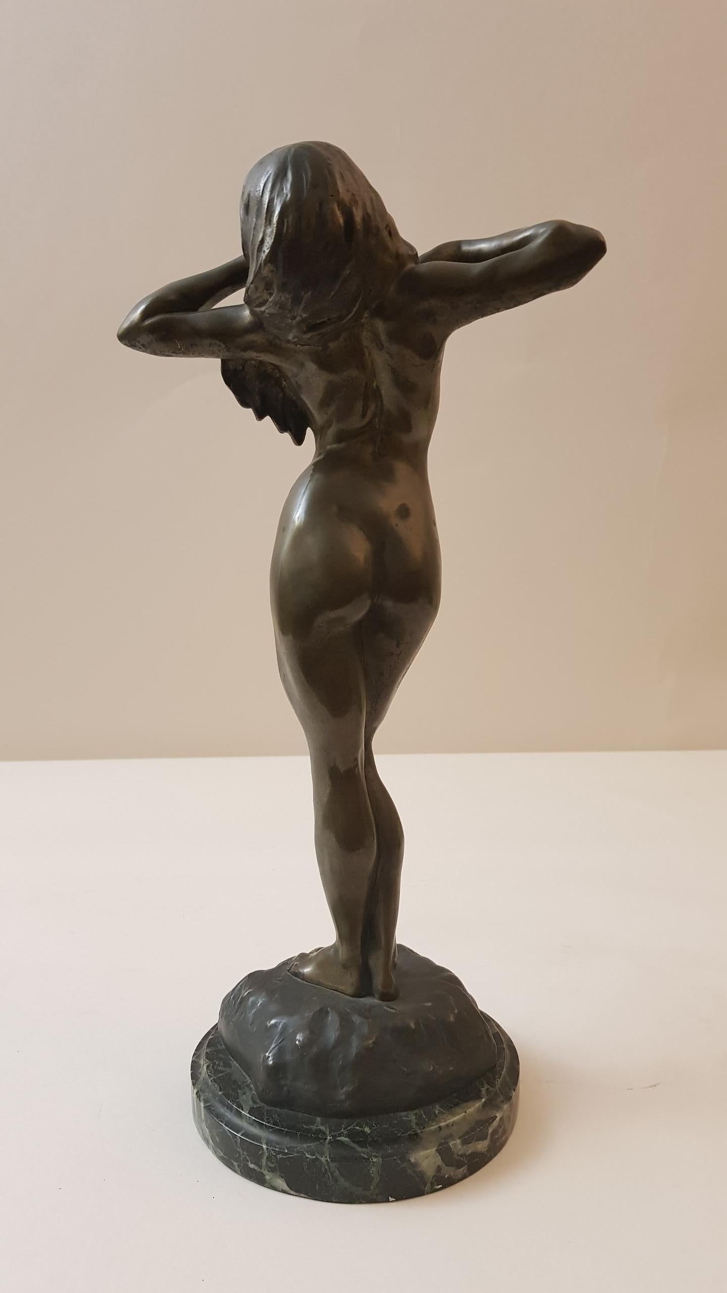 Very nice bronze woman's sculpture
signed.
