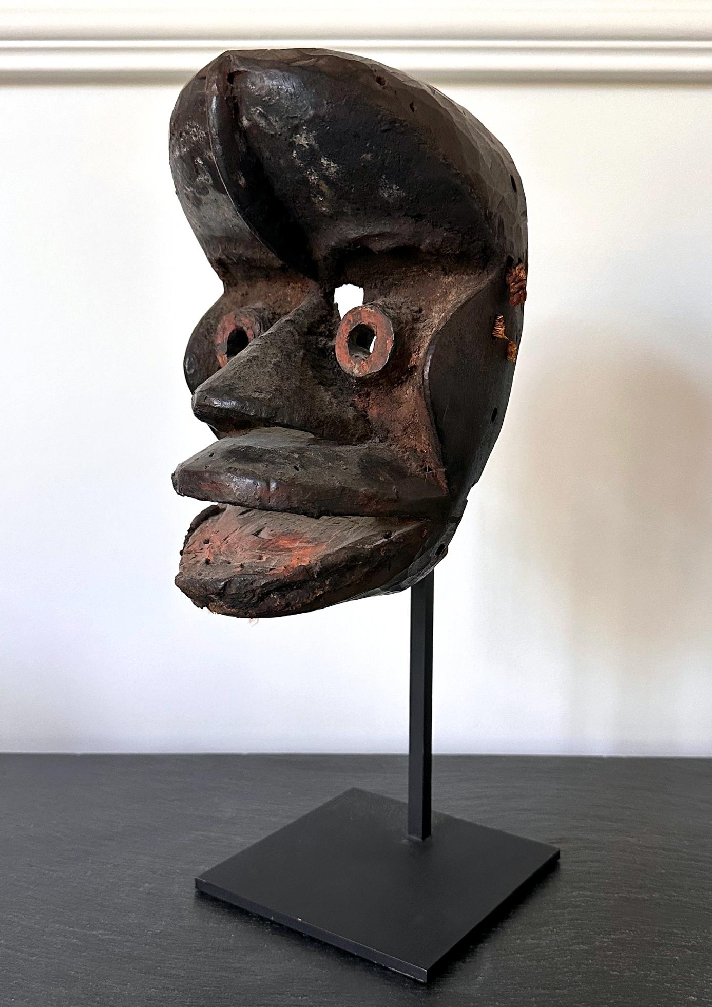Intagliato a mano Maschera Guere della Costa d'Avorio con adesivo di Sotheby's in vendita