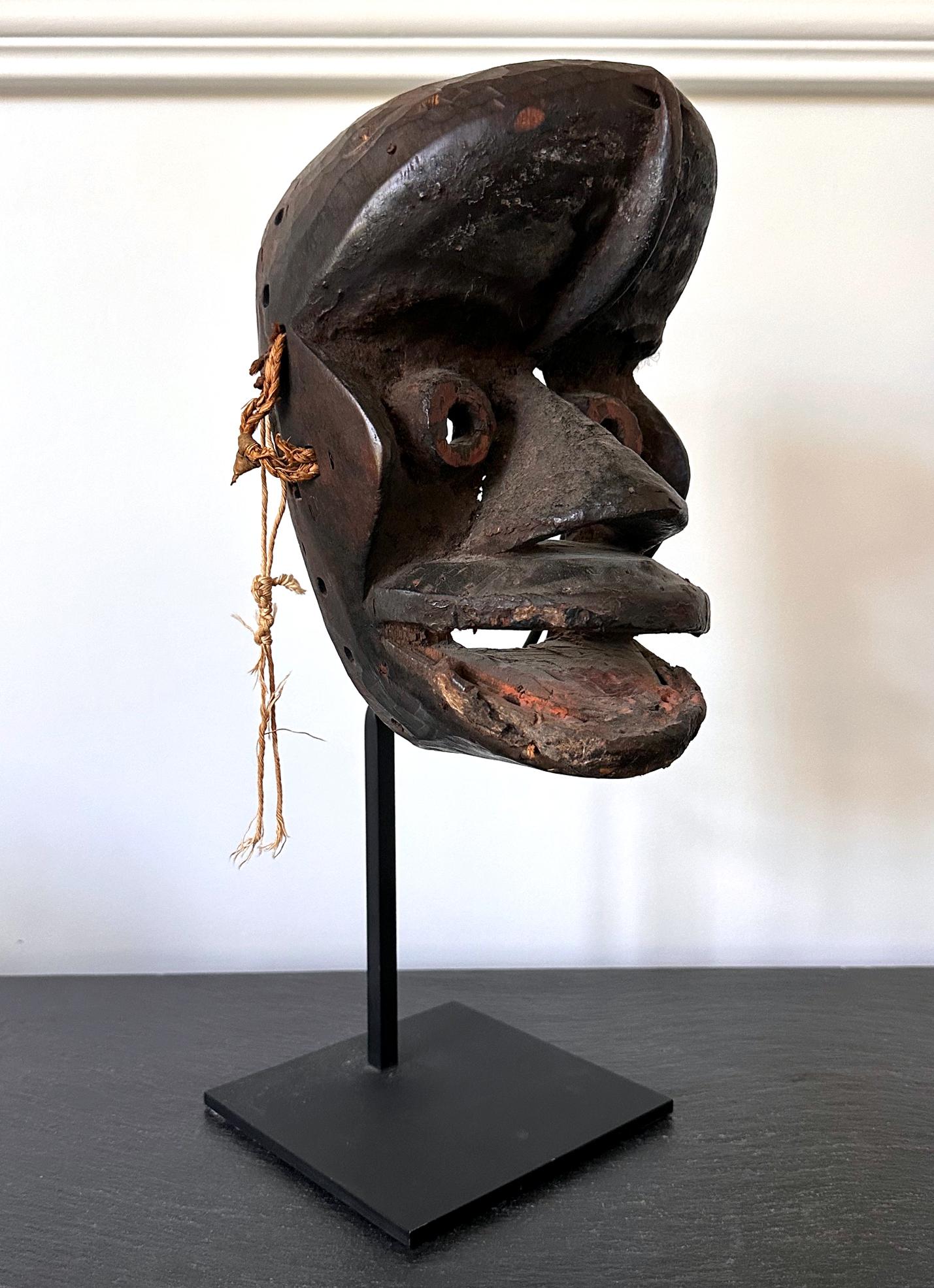 Legno Maschera Guere della Costa d'Avorio con adesivo di Sotheby's in vendita