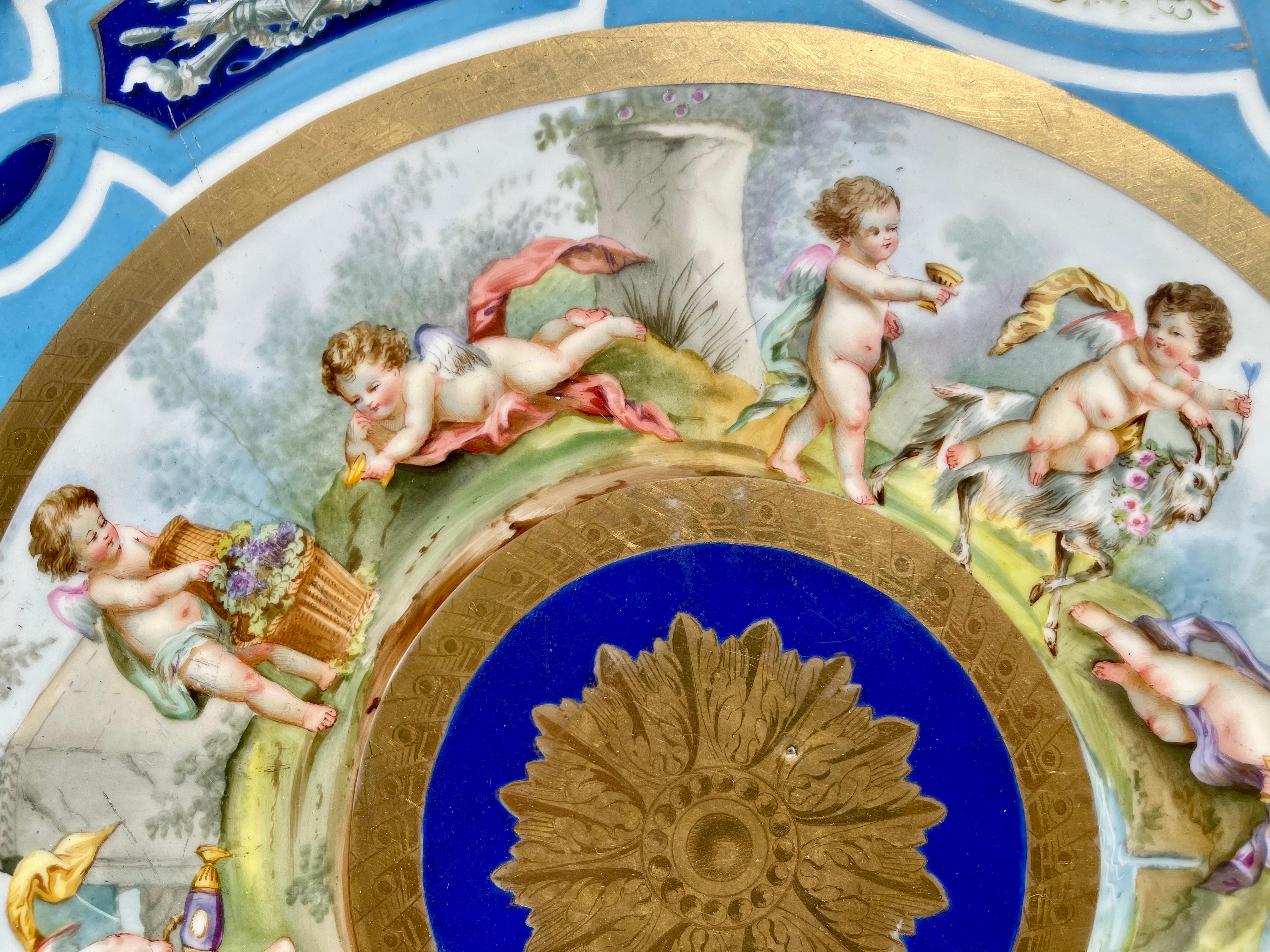 Tavolo con piedistallo in stile Luigi XVI con piatti in porcellana, XIX secolo In condizioni buone a Beaune, FR