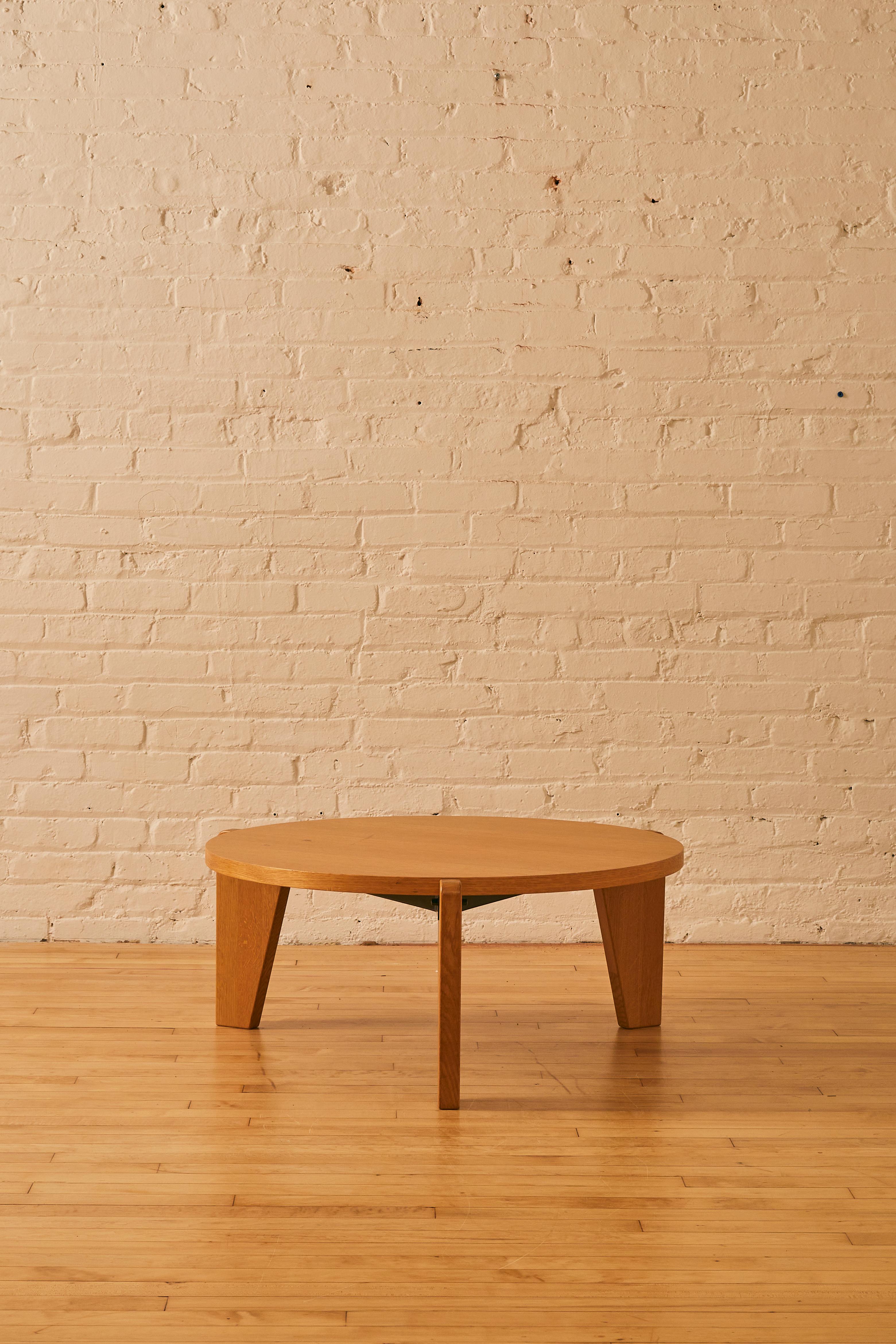 Table basse Gueridon Bas de Jean Prouve pour Vitra. Le design/One original date de 1944.

A propos de Jean Prouve :
Jean Prouvé était un ouvrier métallurgiste français, architecte et designer autodidacte. Le Corbusier a désigné Prouvé comme un