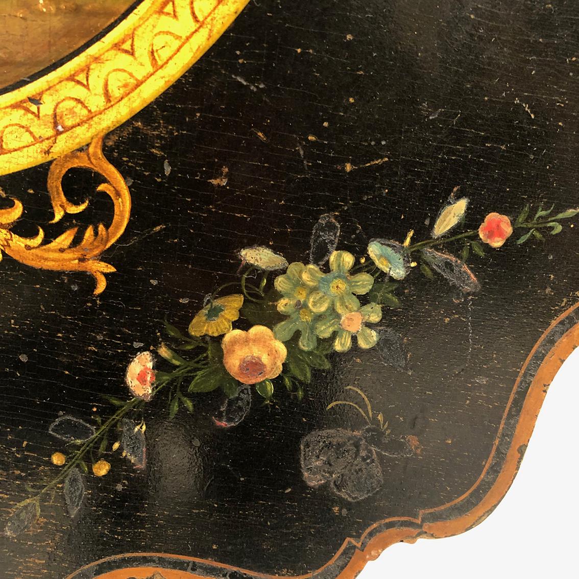 Painted Guéridon basculant à plateau chantourné décoré d’un médaillon central peint For Sale