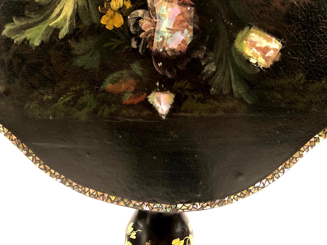 Wood Guéridon basculant Napoléon III à décor peint de fleurs et d’oiseaux, burgauté For Sale