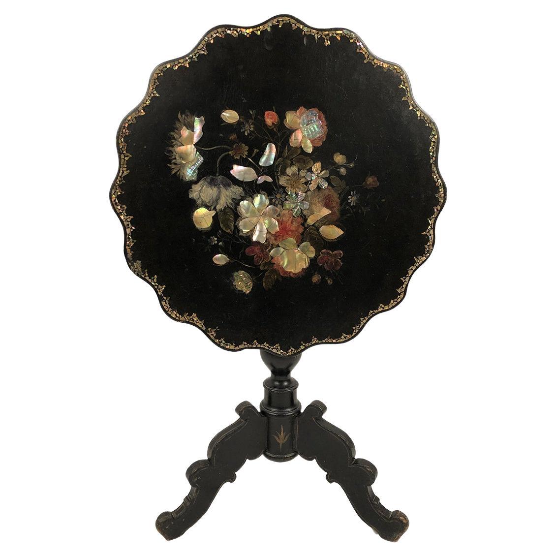 Guéridon basculant Napoléon III en bois noirci burgauté à décor de fleurs
