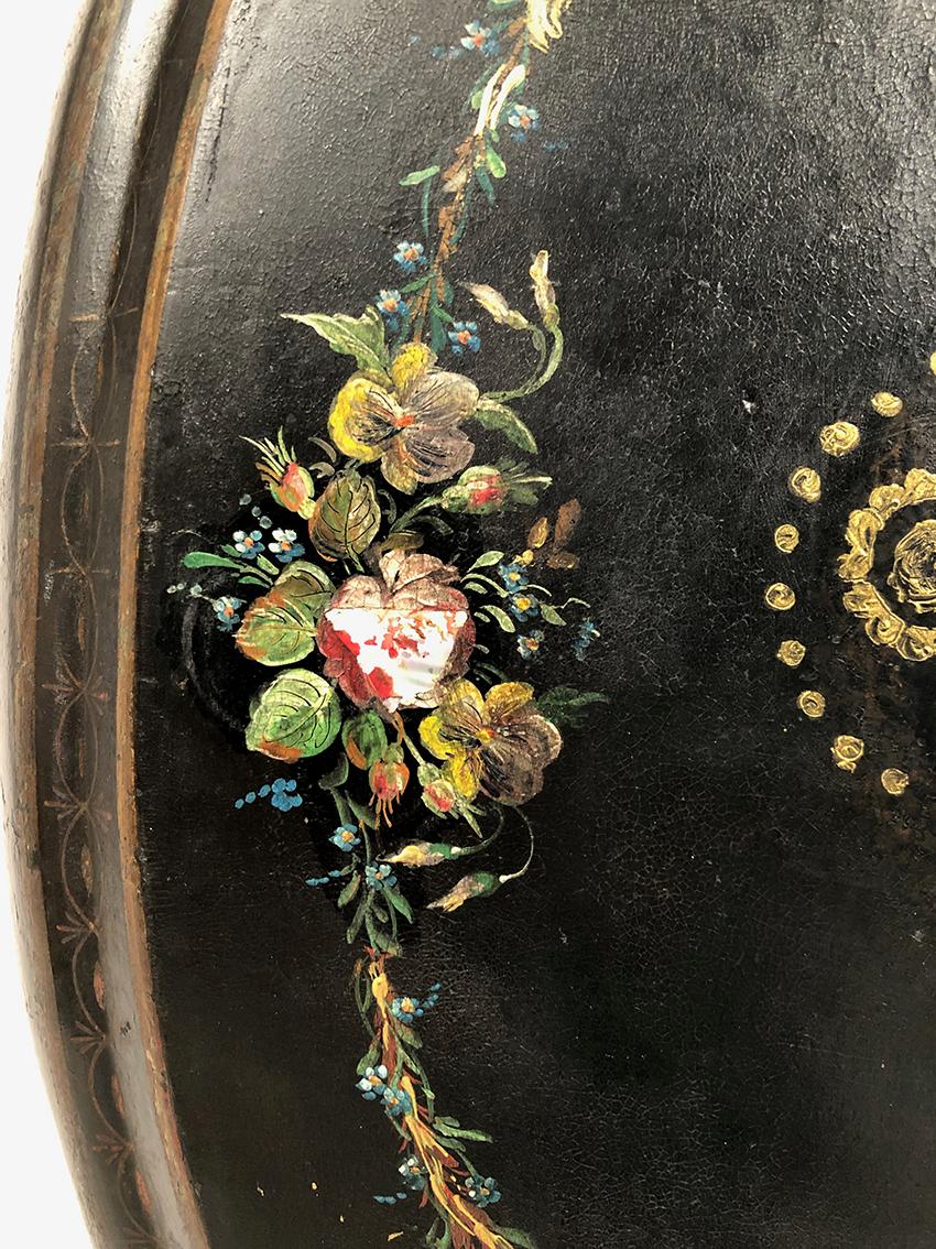 French Guéridon basculant Napoléon III en carton bouilli à décor peint de fleurs For Sale
