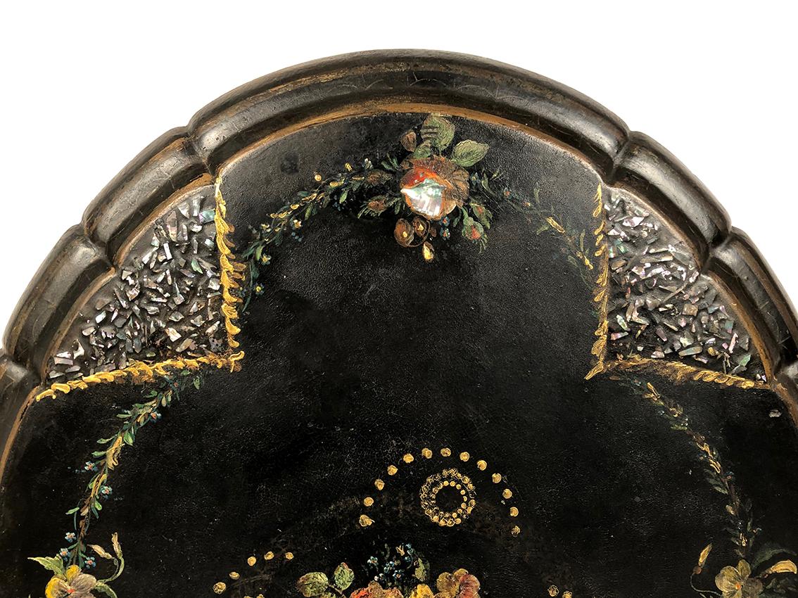 Guéridon basculant Napoléon III en carton bouilli à décor peint de fleurs In Good Condition For Sale In ROYÈRE-DE-VASSIVIÈRE, FR