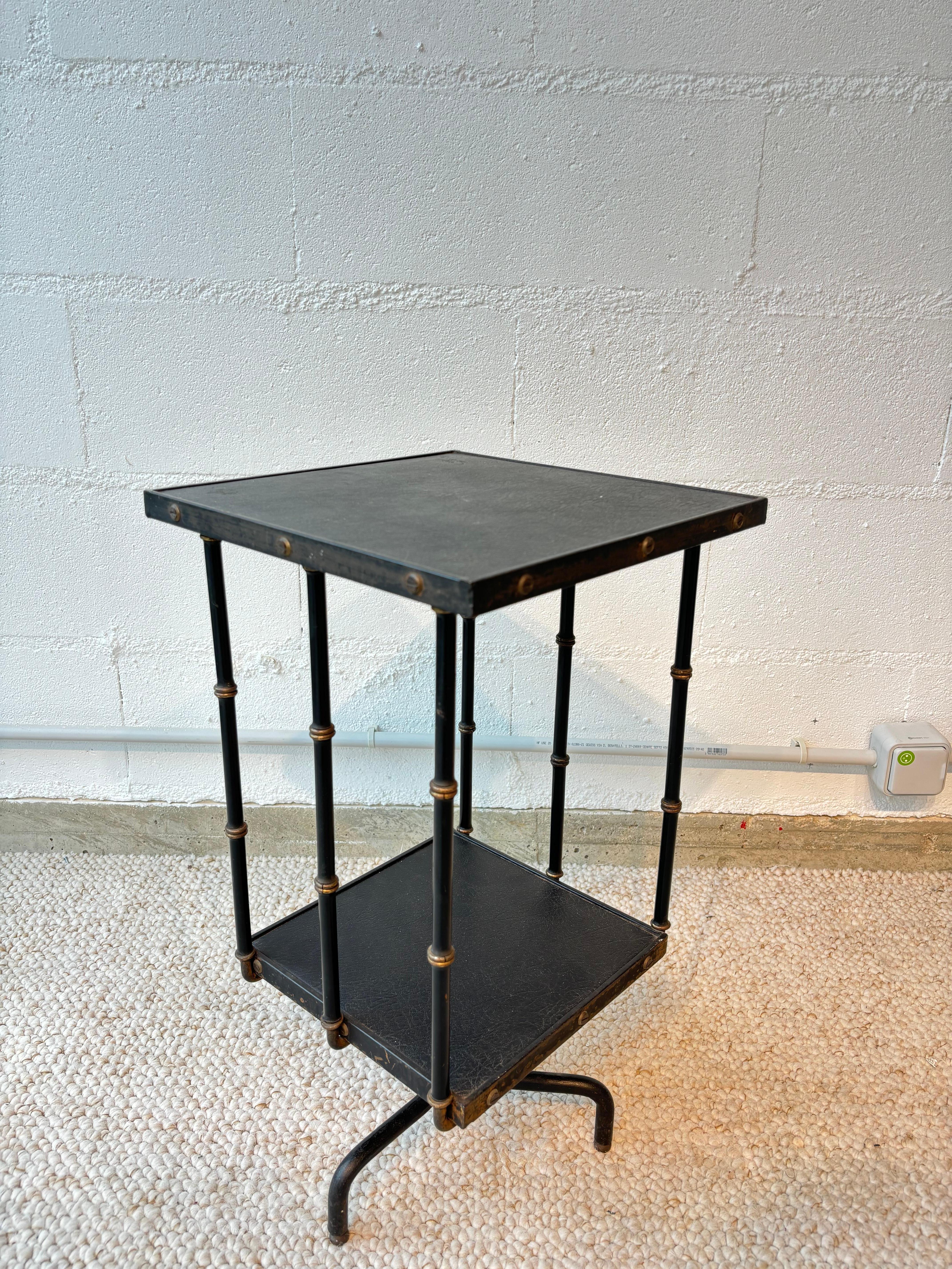Jolie table d’appoint ou guéridon rotatif de Jacques Adnet en cuir, métal et laiton 
