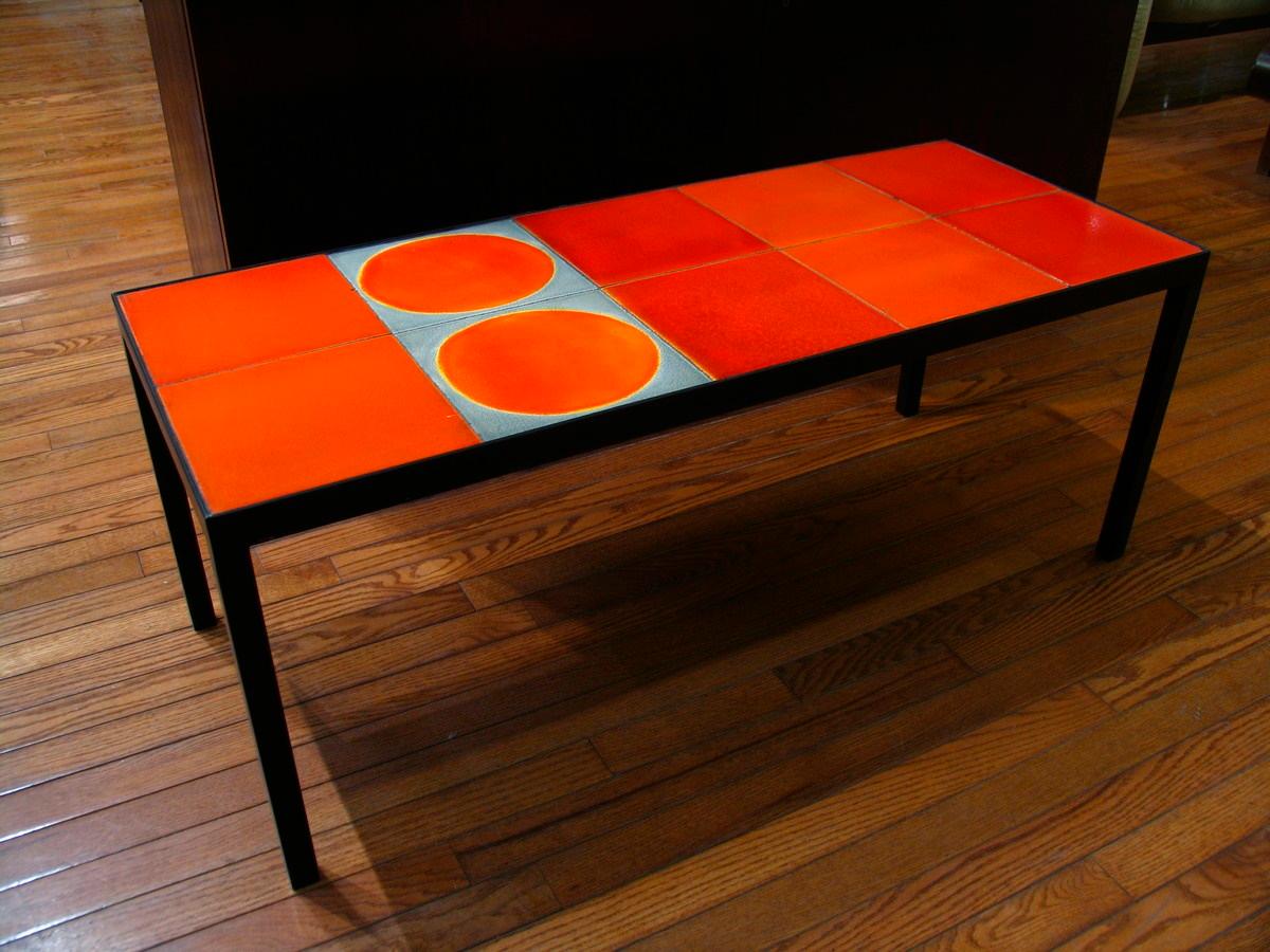 Cette table basse est composée de 10 carreaux de céramique fabriqués dans les années 1970 par Roger Capron, l'un des céramistes les plus connus de l'ère moderne.  Chaque carreau est unique, émaillé à la main et varié en couleur et en texture. Nous