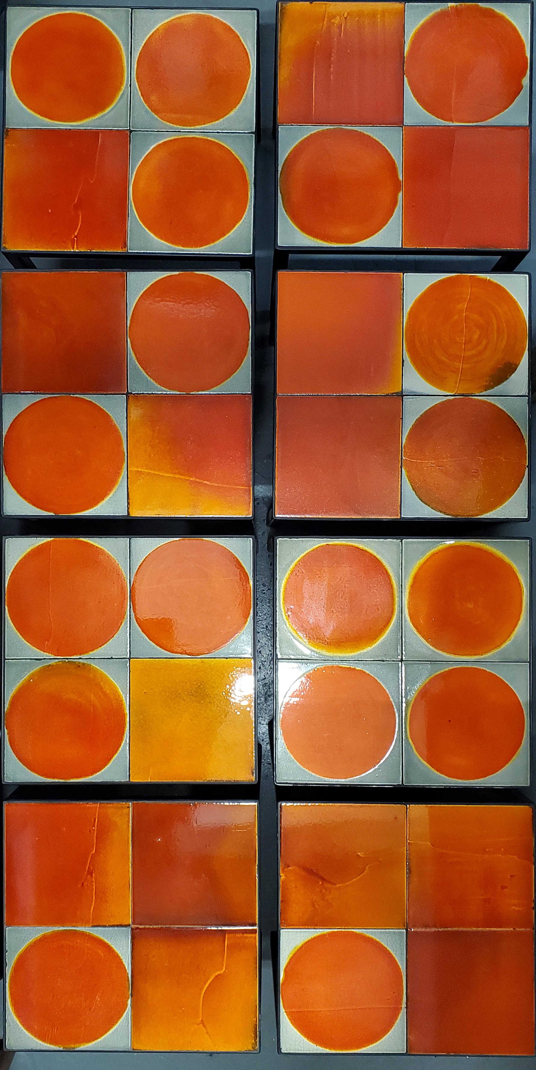 Cette table basse est composée de 4 carreaux de céramique fabriqués dans les années 1970 par Roger Capron, l'un des céramistes les plus connus de l'ère moderne.  Chaque carreau est unique, émaillé à la main et varié en couleur et en texture. Nous