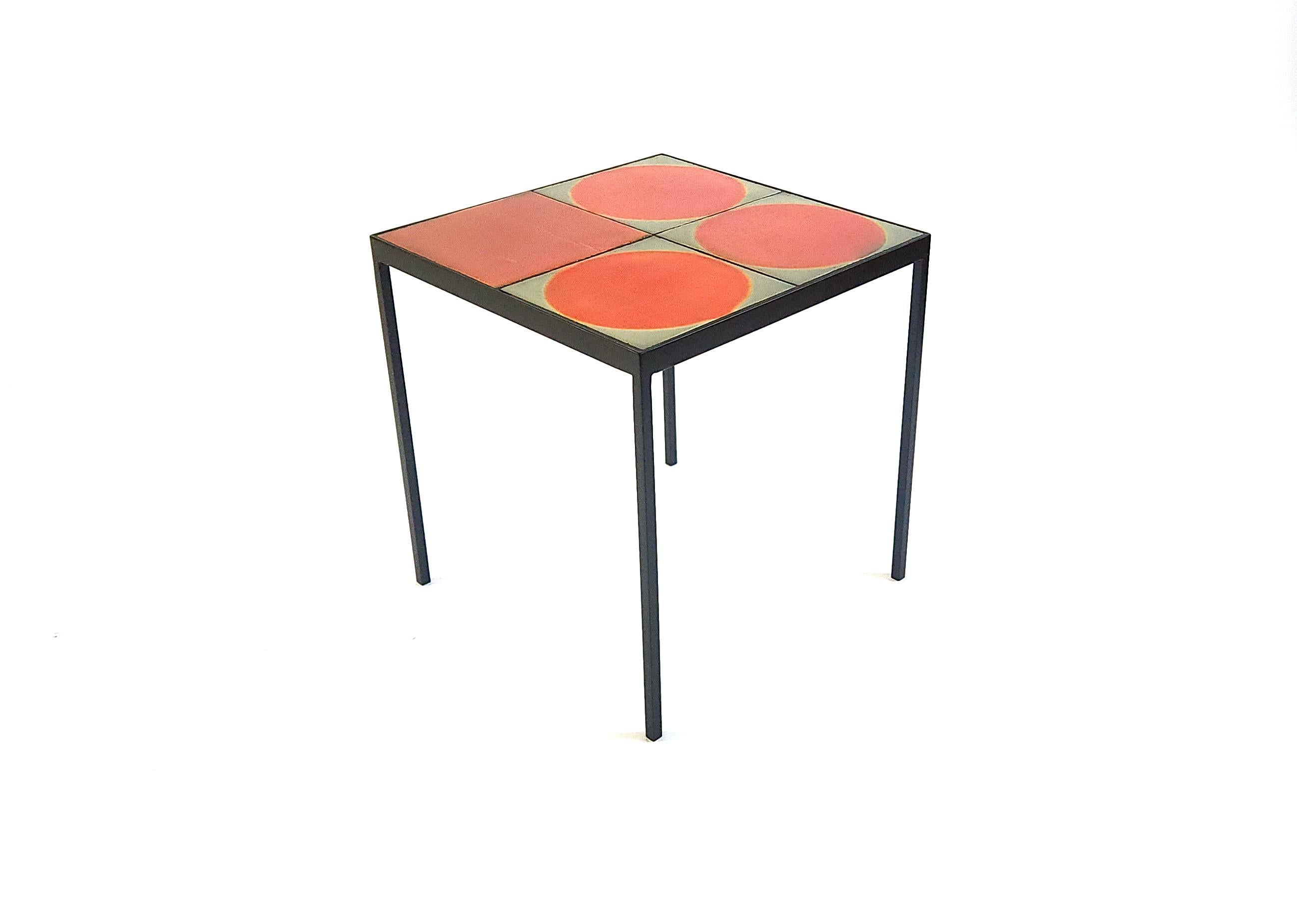 Questo tavolino è realizzato con quattro piastrelle di ceramica create negli anni '70 da Roger Capron, uno dei più famosi ceramisti dell'era moderna.  Ogni piastrella è unica, smaltata a mano e varia per colore e consistenza. Utilizziamo queste