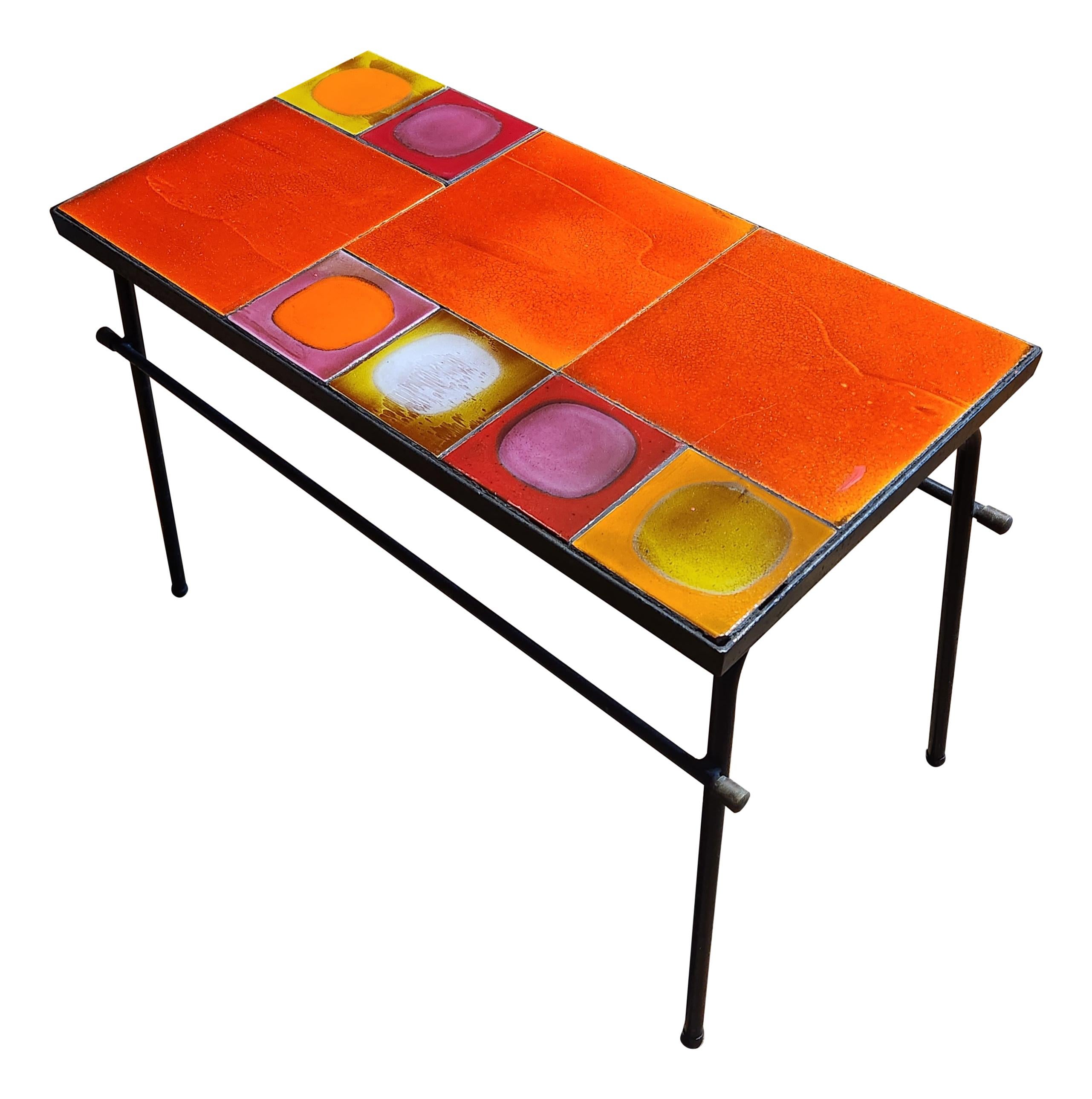 Cette table basse est composée de carreaux de céramique colorés fabriqués dans les années 1970 par Roger Capron, l'un des céramistes les plus connus de l'ère moderne.  Les plus petits carreaux sont des 