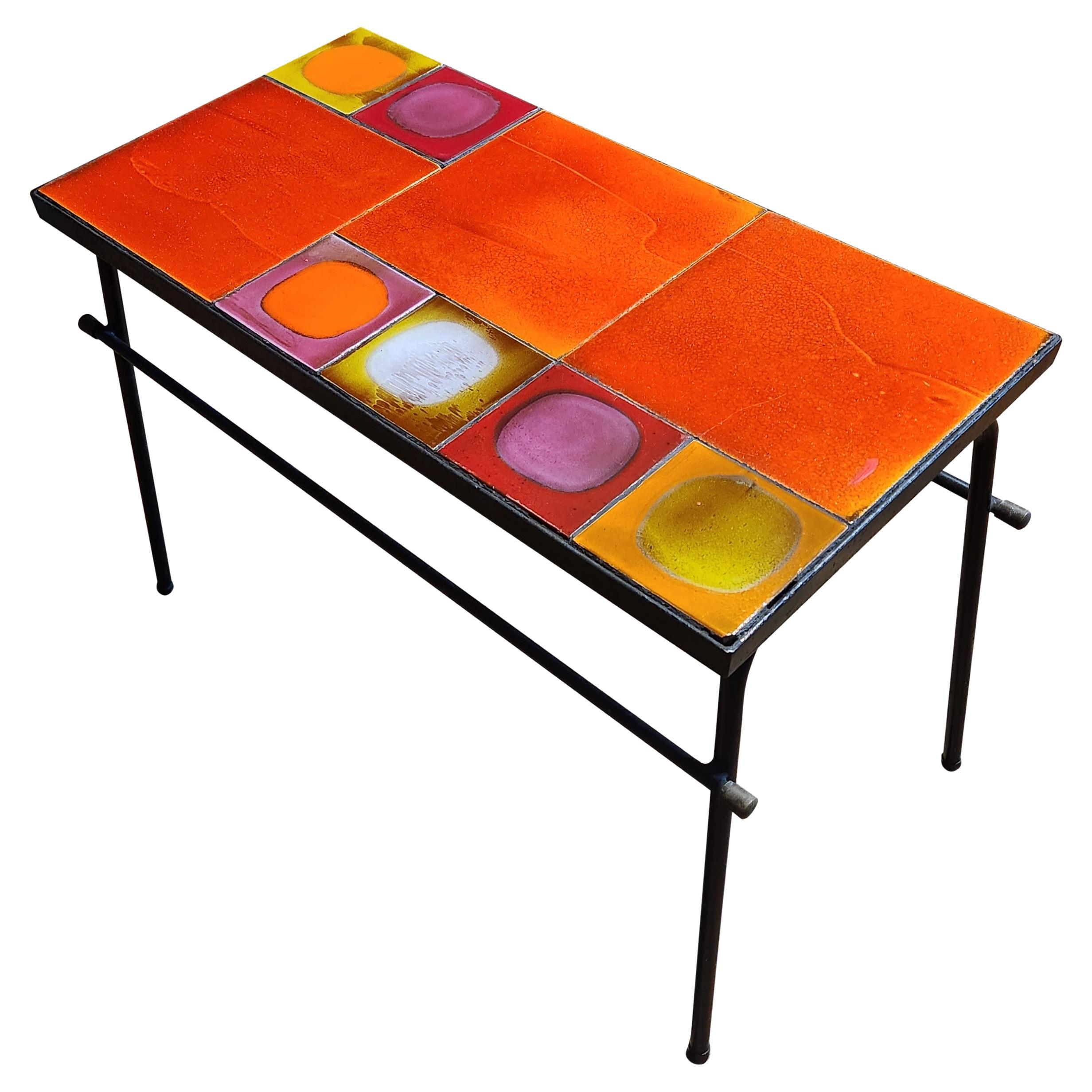 Cette table basse est composée de carreaux de céramique colorés fabriqués dans les années 1970 par Roger Capron, l'un des céramistes les plus connus de l'ère moderne.  Les carreaux les plus petits sont les carreaux 