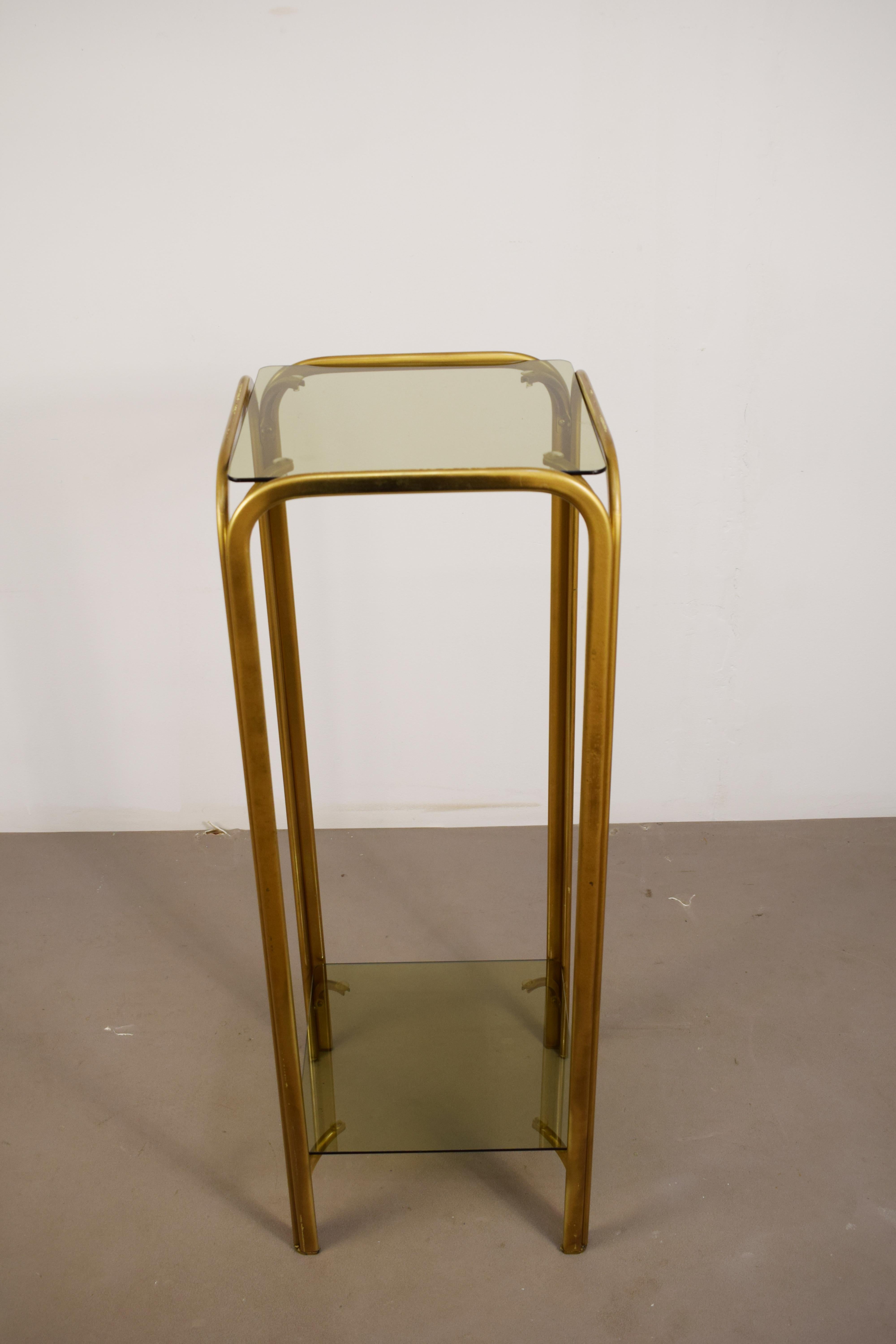 Guéridon avec deux étagères, cadre en laiton et verre fumé, production italienne circa 1970.
Bon état, signes normaux du temps, voir photos.
Dimensions : H= 90 cm ; L= 32 cm ; P= 32 cm : H= 90 cm ; L= 32 cm ; P= 32 cm.
Un emballage professionnel et