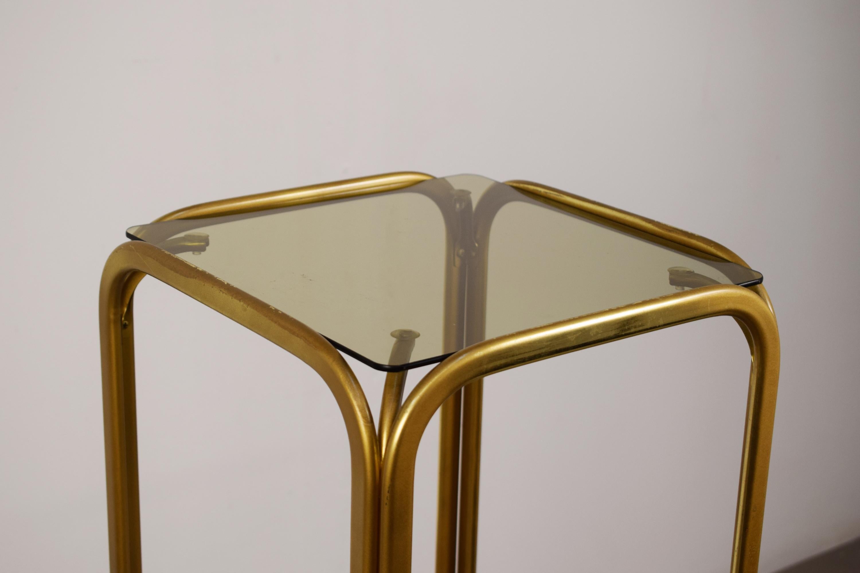 Mid-Century Modern Guéridon avec deux étagères, Italie, années 1970. en vente